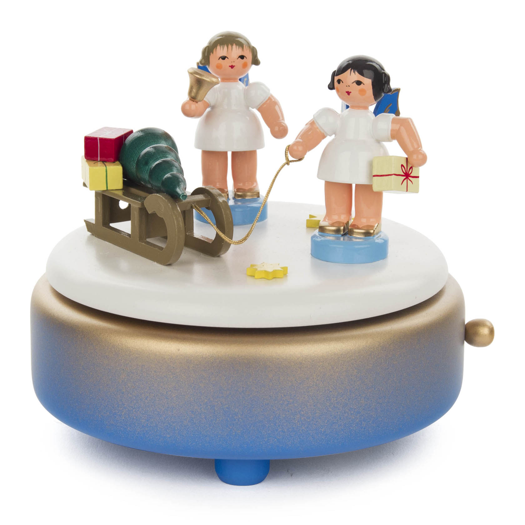 Eine Spieldose in Blau, Weiß und Gold zeigt zwei Engel. Einer hält eine Glocke, der andere ein Geschenk. Ein Schlitten mit Geschenken ist ebenfalls zu sehen. im Dregeno Online Shop günstig kaufen