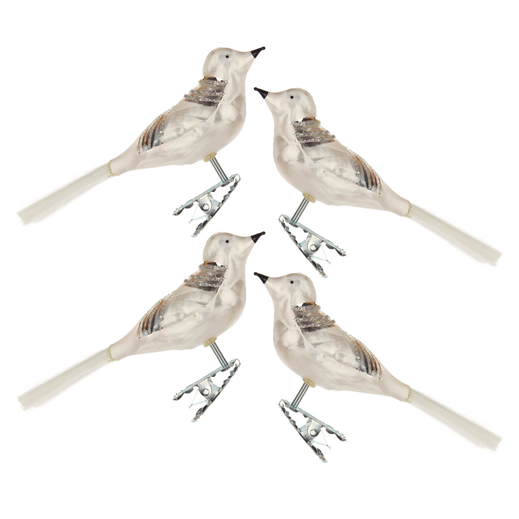 Vier eisweiße Christbaumanhänger in Vogelform mit Silberglimmer, mit Clipbefestigung und weißen Schwanzfedern. im Dregeno Online Shop günstig kaufen