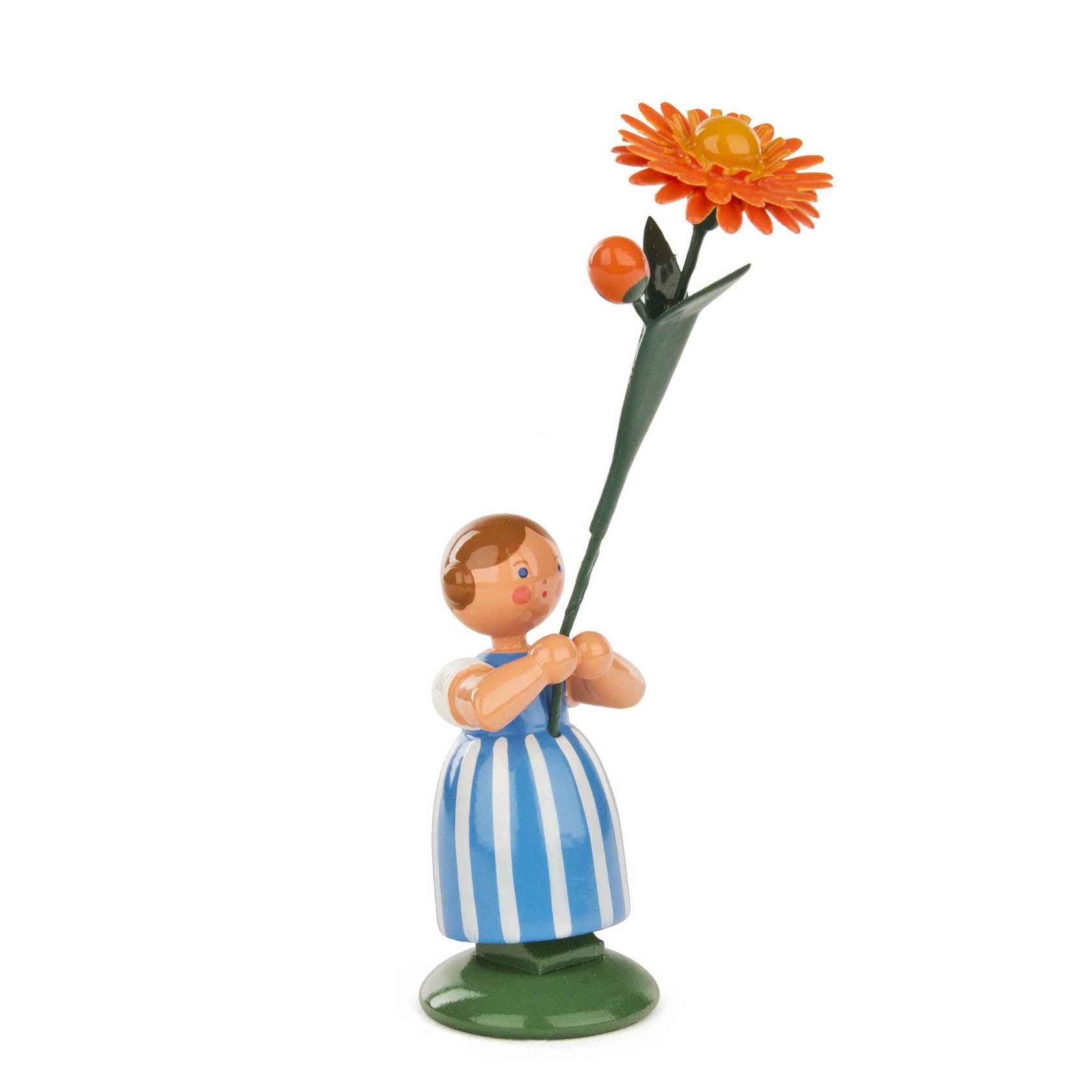 Eine Holzfigur eines Mädchens mit blau-weiß gestreiftem Kleid, hält eine leuchtend orangefarbene Ringelblume in der Hand. im Dregeno Online Shop günstig kaufen