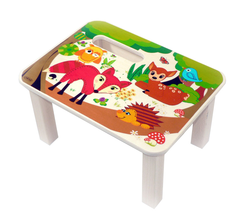 Eine Holzfußbank mit Abbildungen von Waldtieren wie Fuchs, Igel, Reh im Cartoon-Stil auf der Sitzfläche. im Dregeno Online Shop günstig kaufen