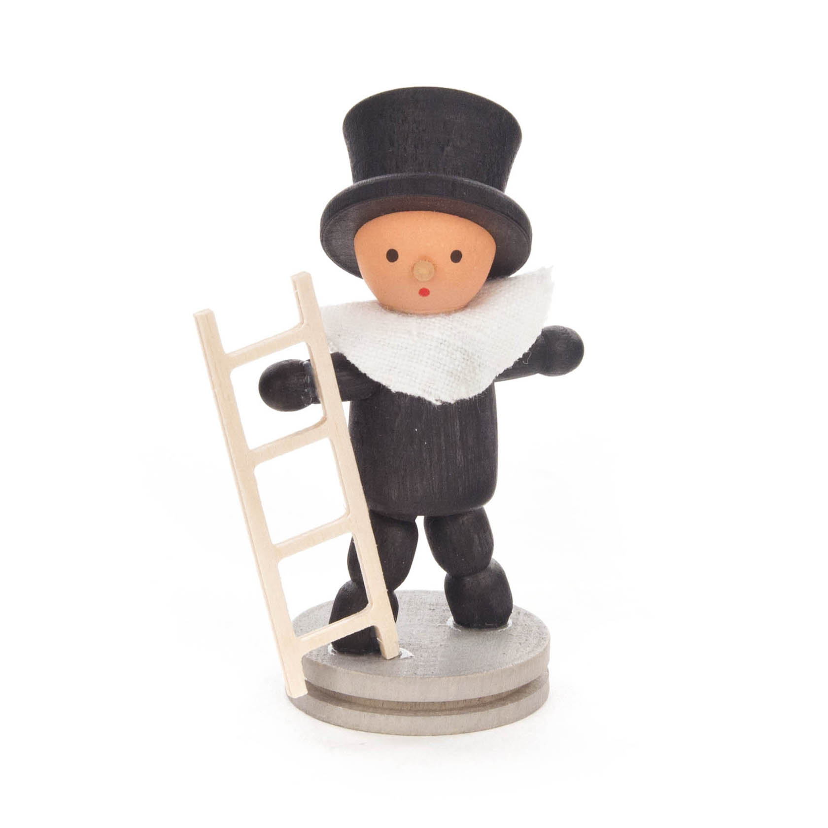 Ein Pflaumentoffel, bestehend aus Trockenpflaumen in Form eines Schornsteinfegers mit schwarzem Zylinder und weißem Schal, hält eine kleine Holzleiter. im Dregeno Online Shop günstig kaufen