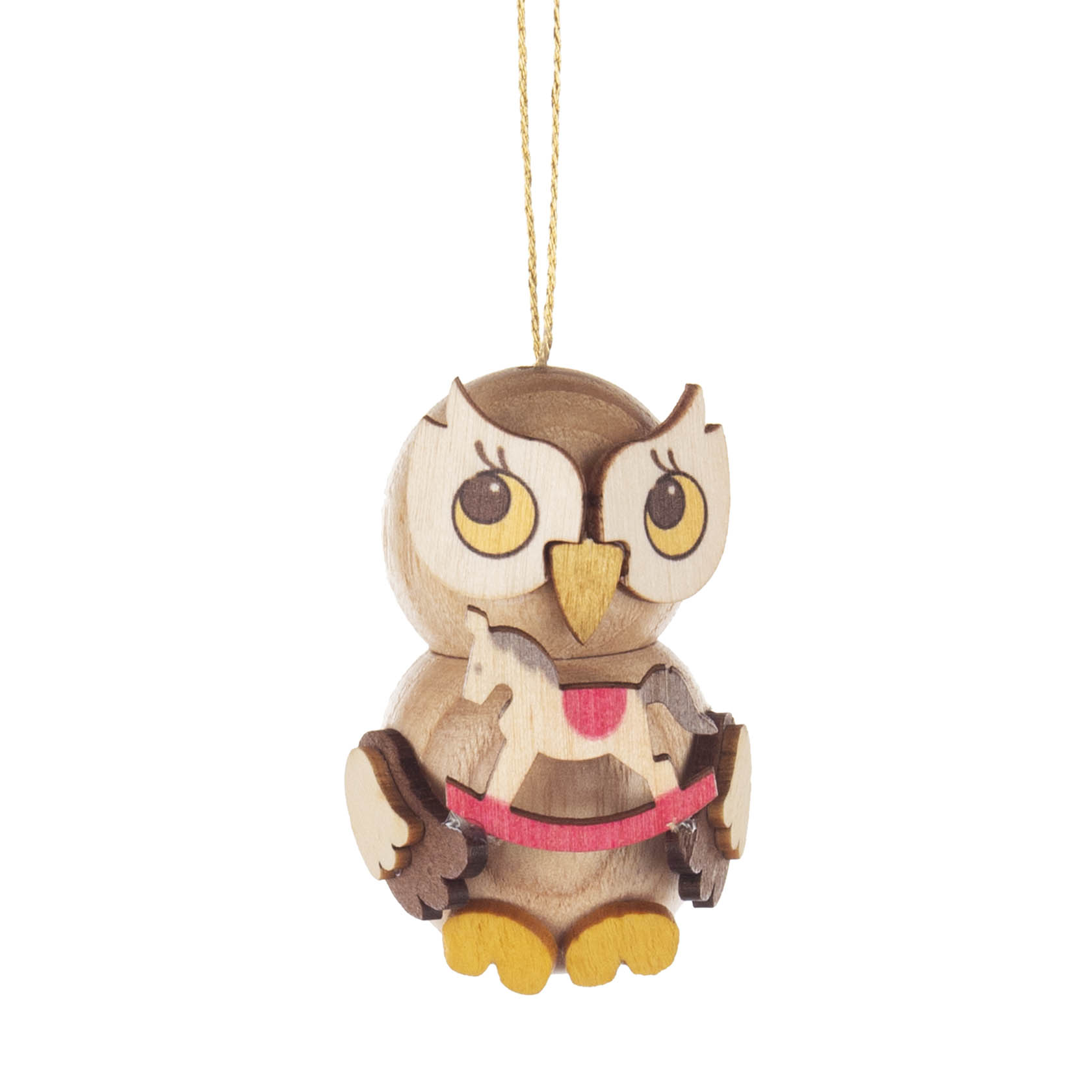 Holzanhänger in Form einer Eule mit großen Augen, die ein kleines Schaukelpferd hält, am goldenen Faden hängend. im Dregeno Online Shop günstig kaufen