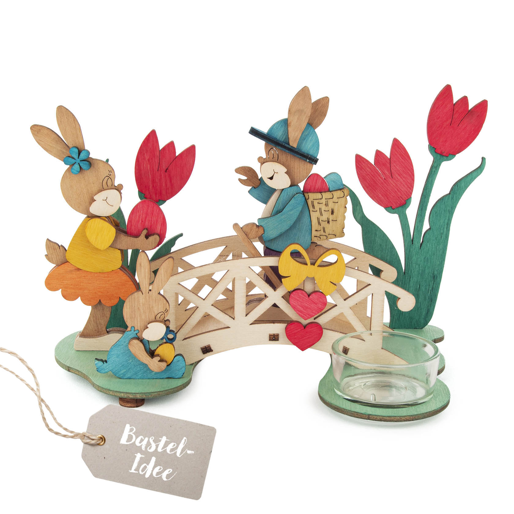 Drei holzgeschnitzte Osterhasen auf einer dekorativen Brücke mit roten Tulpen und Herzornamenten. Ein Hase hält einen Blumenstrauß, ein anderer einen Korb. im Dregeno Online Shop günstig kaufen