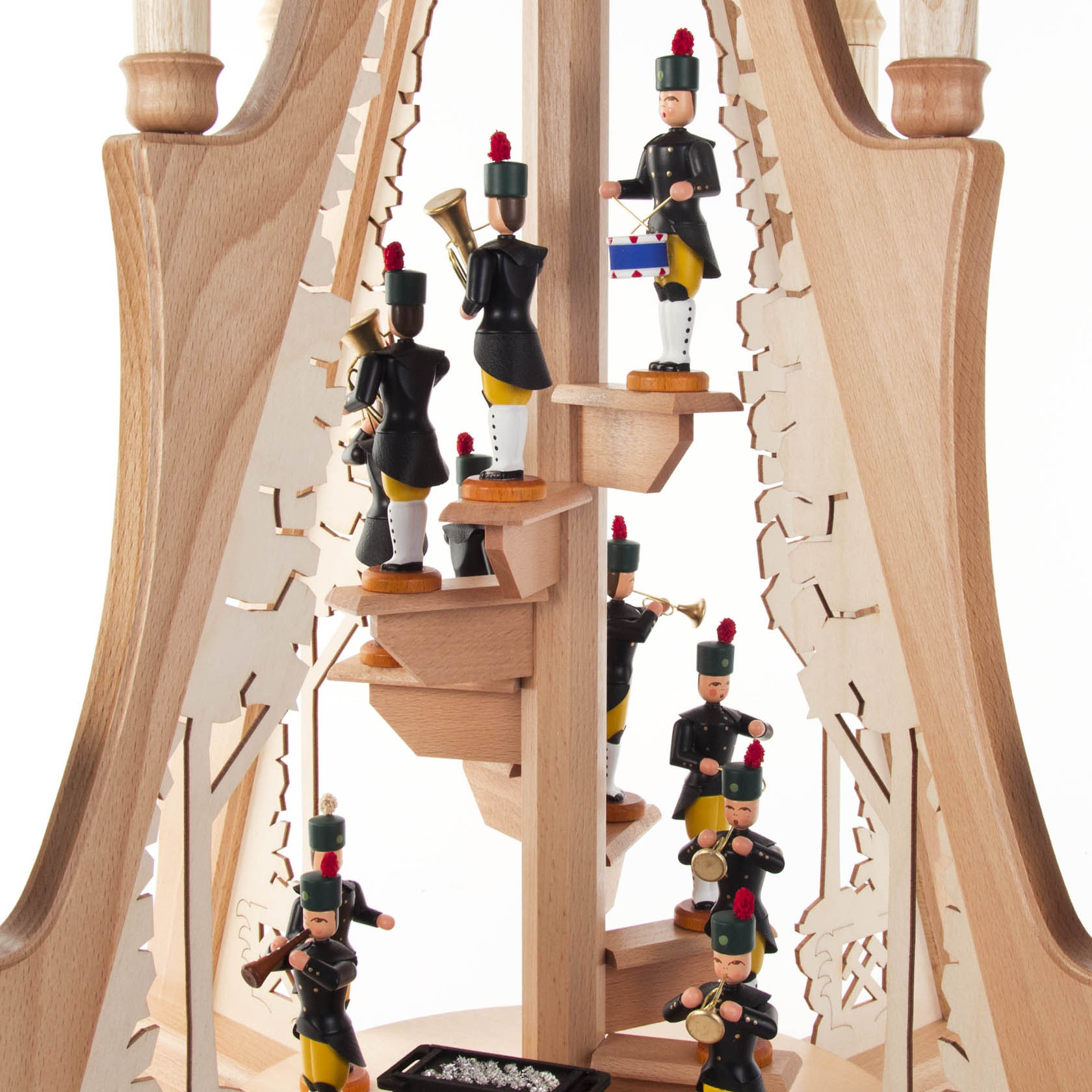 Eine hölzerne Weihnachtspyramide mit Bergleuten, die Musikinstrumente halten. Die Pyramide hat elektrische Beleuchtung und Antrieb.