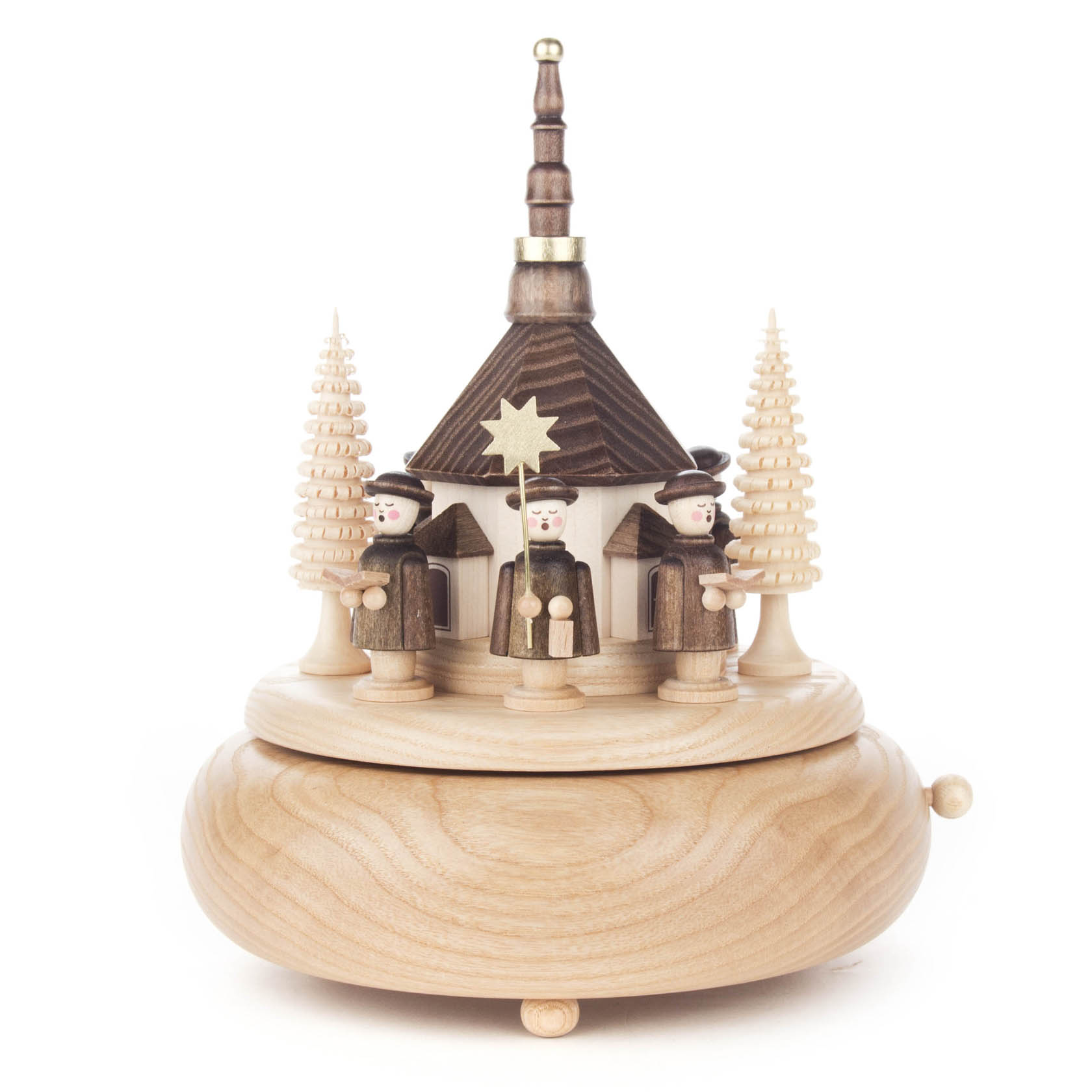 Holzspieldose mit der Seiffener Kirche und Kurrendefiguren, die in braunen Roben um die Kirche stehen. Rechts und links der Kirche stehen zwei Tannenbäume. im Dregeno Online Shop günstig kaufen