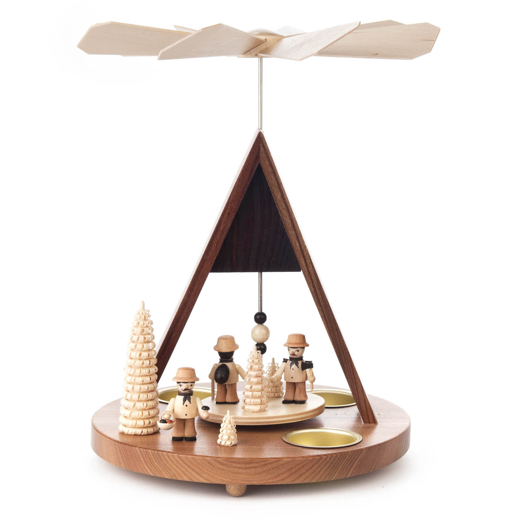 Holzpyramide mit Erzgebirgsfiguren unter einem Spitzdach. Zwei Teelichthalter sind an der Basis platziert, um den Flügelantrieb zu aktivieren. im Dregeno Online Shop günstig kaufen