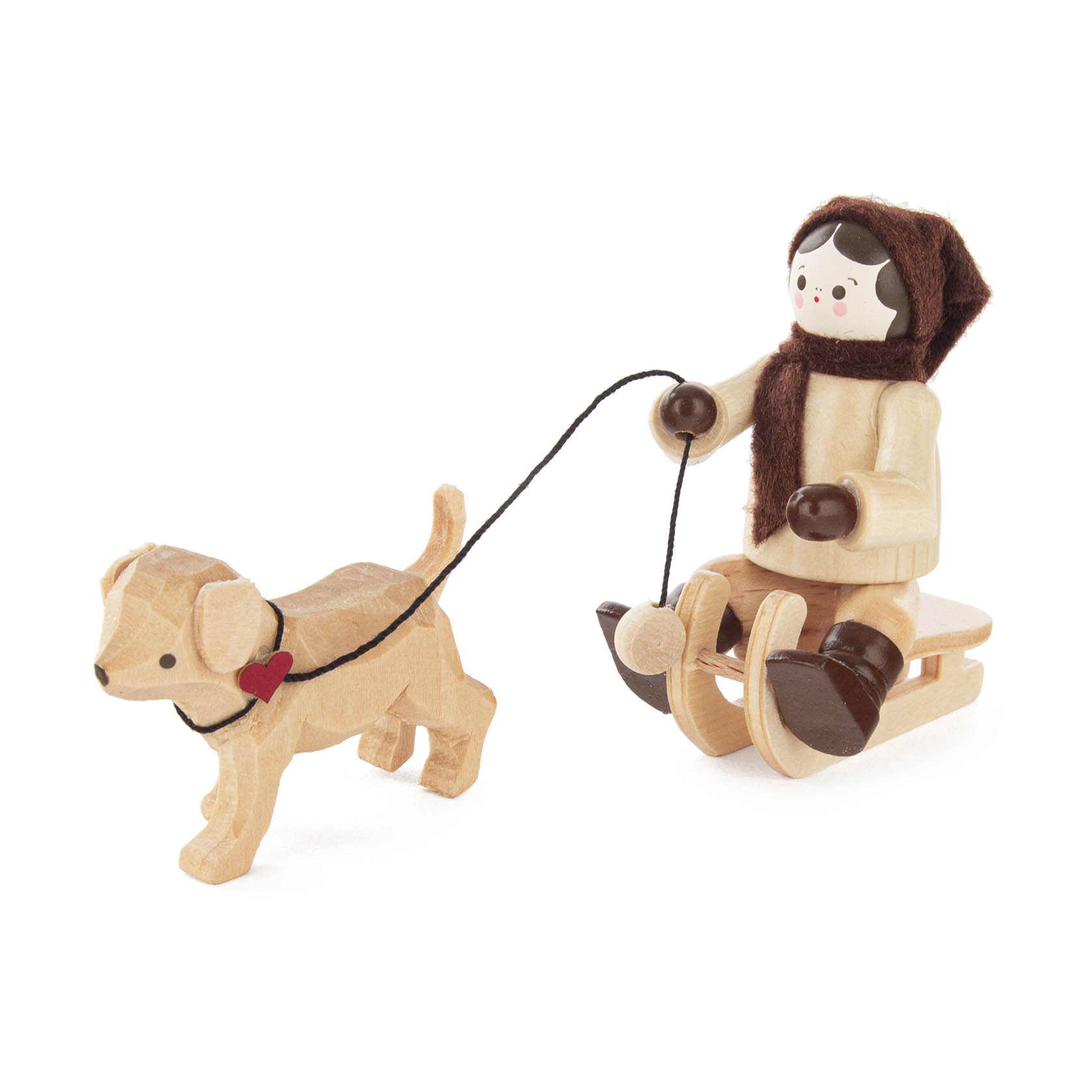 Holzfigur eines Mädchens mit brauner Mütze auf einem Schlitten, das einen kleinen Holzhund an einer Leine führt. im Dregeno Online Shop günstig kaufen