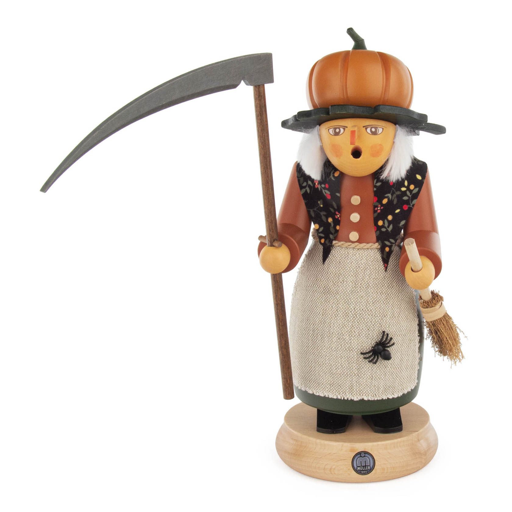 Räucherfrau in Form einer Halloween-Hexe mit einem Kürbis-Hut, hält eine Sense und einen kleinen Besen. Sie trägt eine Schürze mit aufgestickter Spinne. im Dregeno Online Shop günstig kaufen