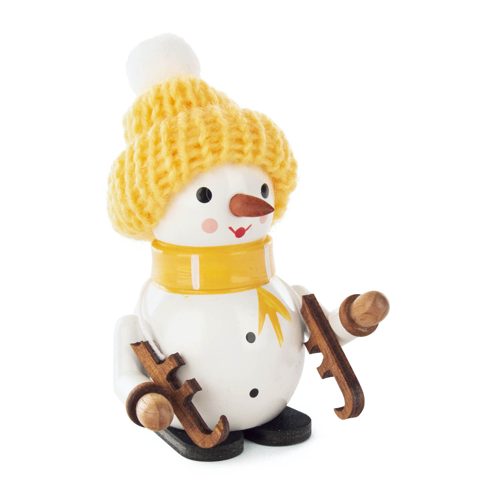 Holzschneemann mit gelber Mütze und Schal, lächelndes Gesicht mit roter Karottennase, hält rustikale Holzschlittschuhe in den Händen. im Dregeno Online Shop günstig kaufen