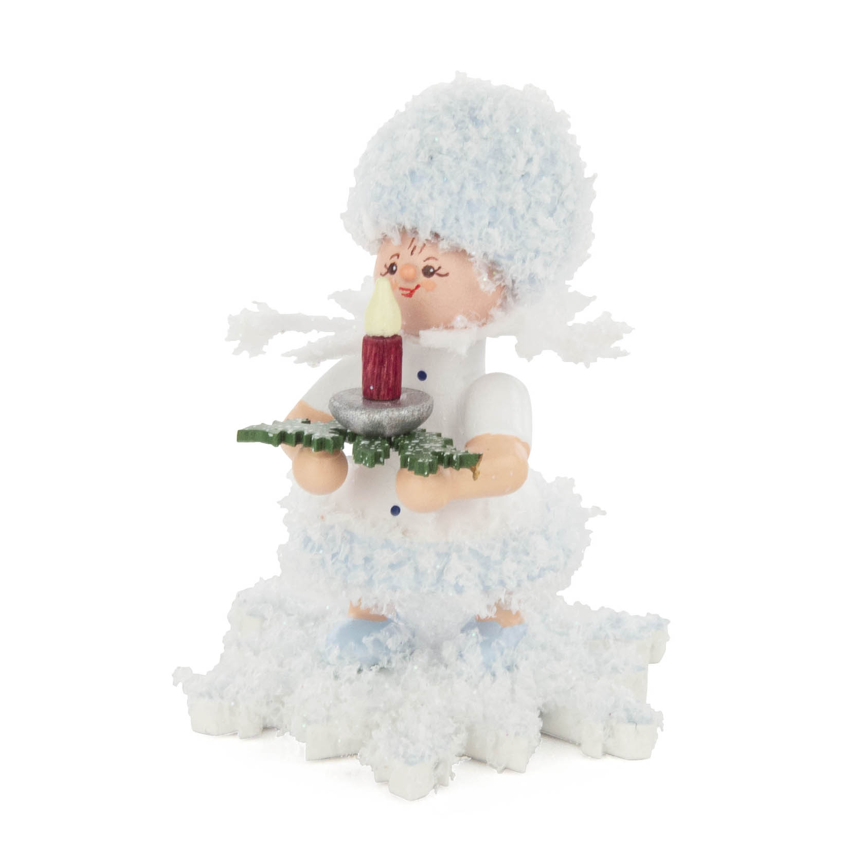 Eine Schneeflockenfigur mit weißem, flauschigen Kostüm hält eine rote Kerze mit weißer Flamme. Die Figur lächelt und trägt blaue Schuhe. im Dregeno Online Shop günstig kaufen
