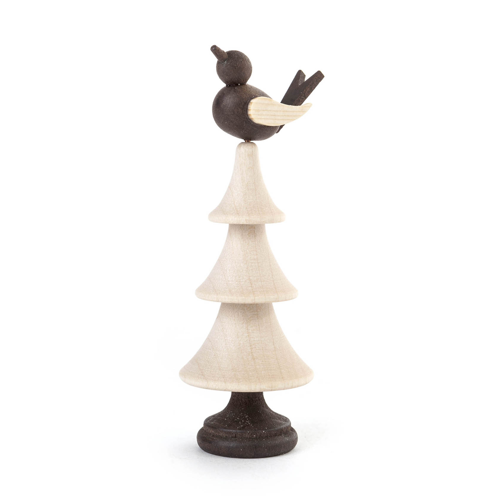 Holzfigur einer stilisierten Tanne mit drei Ebenen, auf deren Spitze ein dunkelbrauner Singvogel mit beigefarbenen Flügeln sitzt. im Dregeno Online Shop günstig kaufen