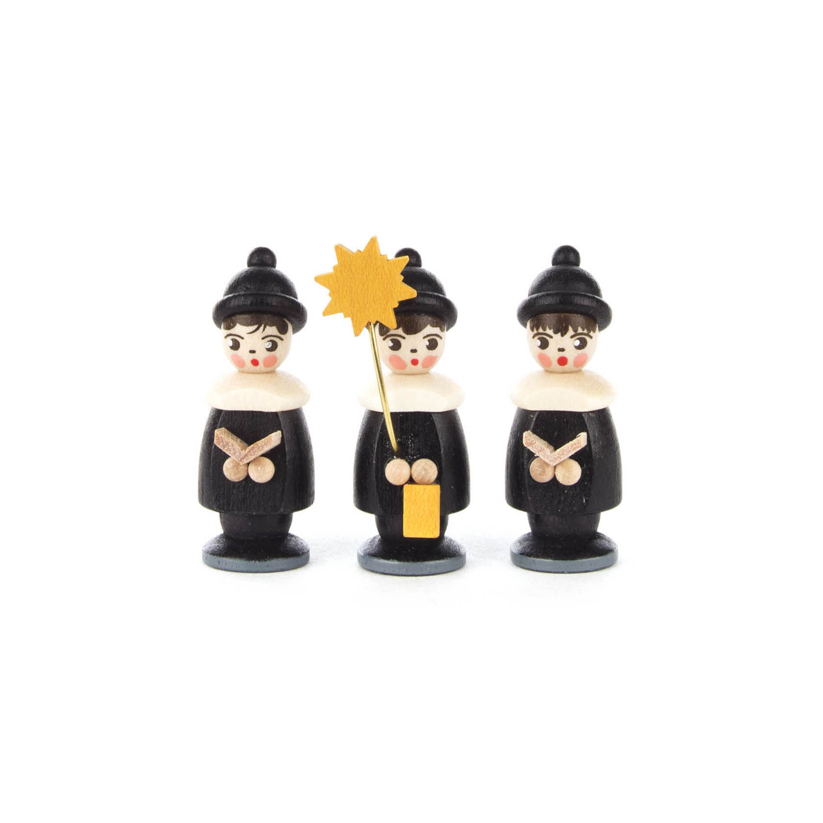 Drei schwarze Kurrendefiguren aus Holz in traditioneller Kleidung. Die mittlere Figur hält einen gelben Stern auf einem Stab. Alle Figuren tragen Hüte.