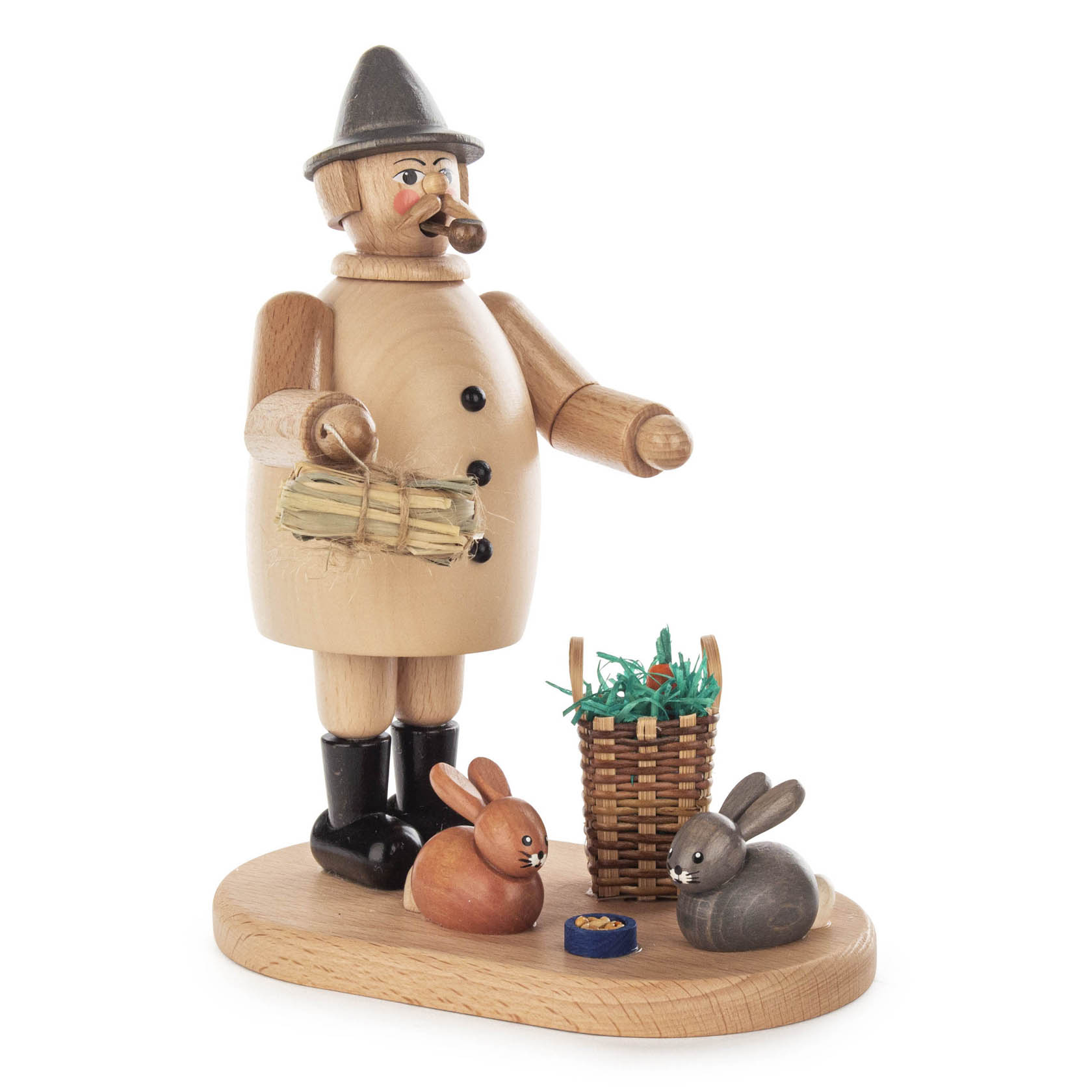 Holzfigur eines Räuchermanns als Kaninchenzüchter mit Pfeife, grauem Hut und Latzhose, hält eine Heubündel, daneben zwei Kaninchen und ein Korb mit Heu. im Dregeno Online Shop günstig kaufen
