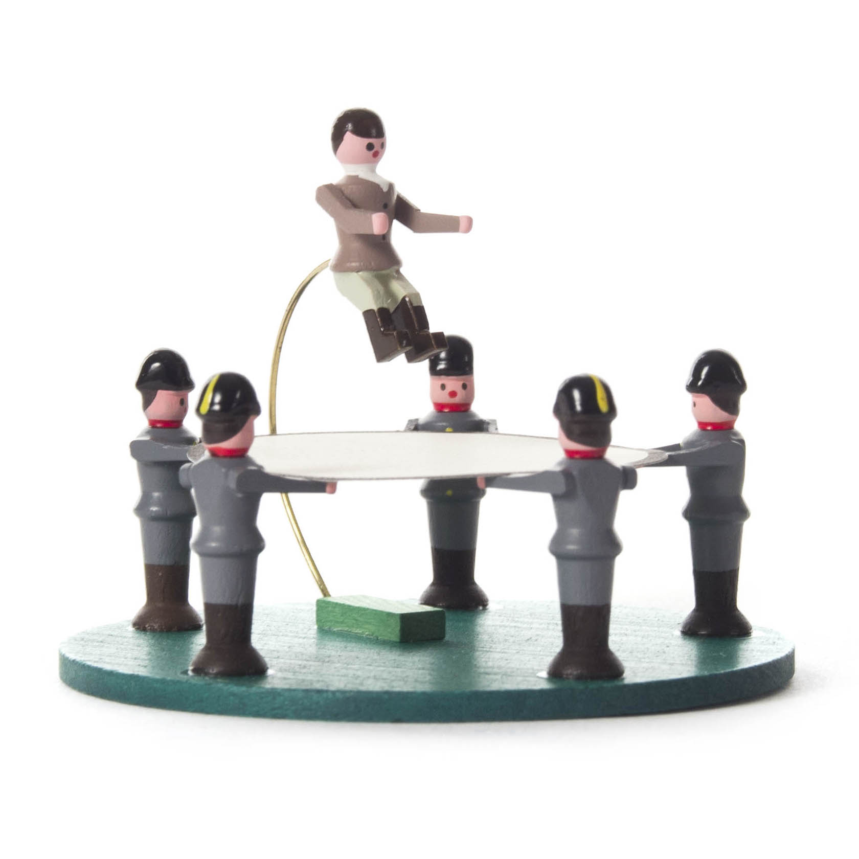 Holzfigurengruppe: Fünf Figuren in Uniform halten ein Sprungtuch, worauf eine weitere Figur in braunem Oberteil und dunkler Hose springt. im Dregeno Online Shop günstig kaufen