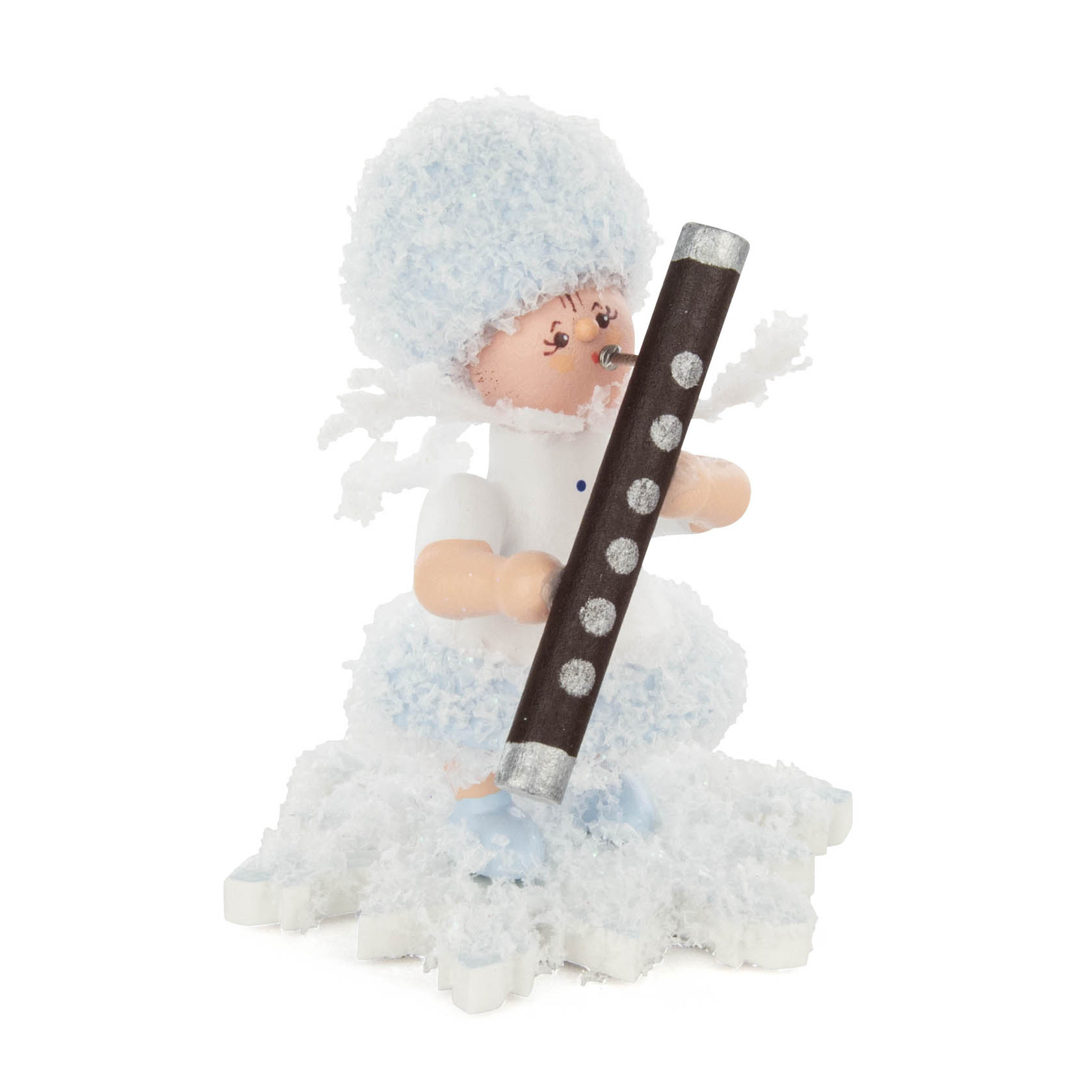 Holzfigur eines Schneeflöckchens mit weiß-blauem Flockengewand, die ein langes Fagott hält. Die Figur sitzt auf einem Schneeflockenpodest. im Dregeno Online Shop günstig kaufen