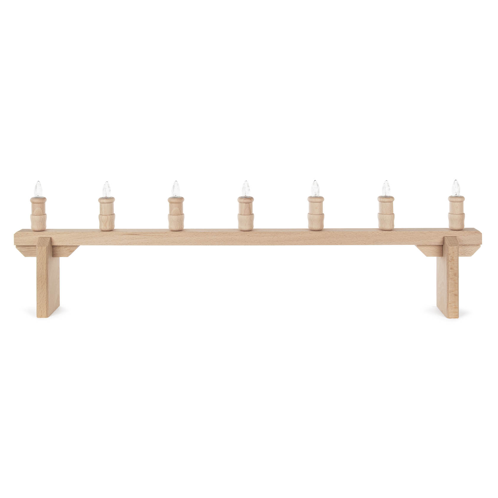 Eine 70 cm lange Lichterleiste mit 7-flammigen Riffelkerzen auf einem Holzbalken, die jeweils 34V/3W haben. Die Kerzen sind in zwei unterschiedlichen Höhen, 13cm und 20cm. im Dregeno Online Shop günstig kaufen