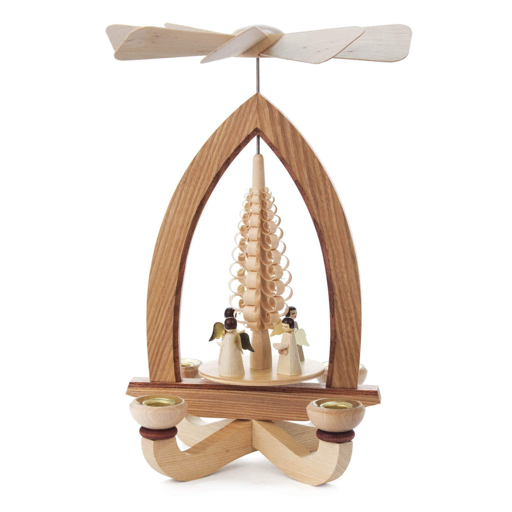 Eine holzgeschnitzte Weihnachtspyramide mit Engeln und Kerzenhaltern, die für Kerzen mit einem Durchmesser von 14 mm geeignet ist. im Dregeno Online Shop günstig kaufen