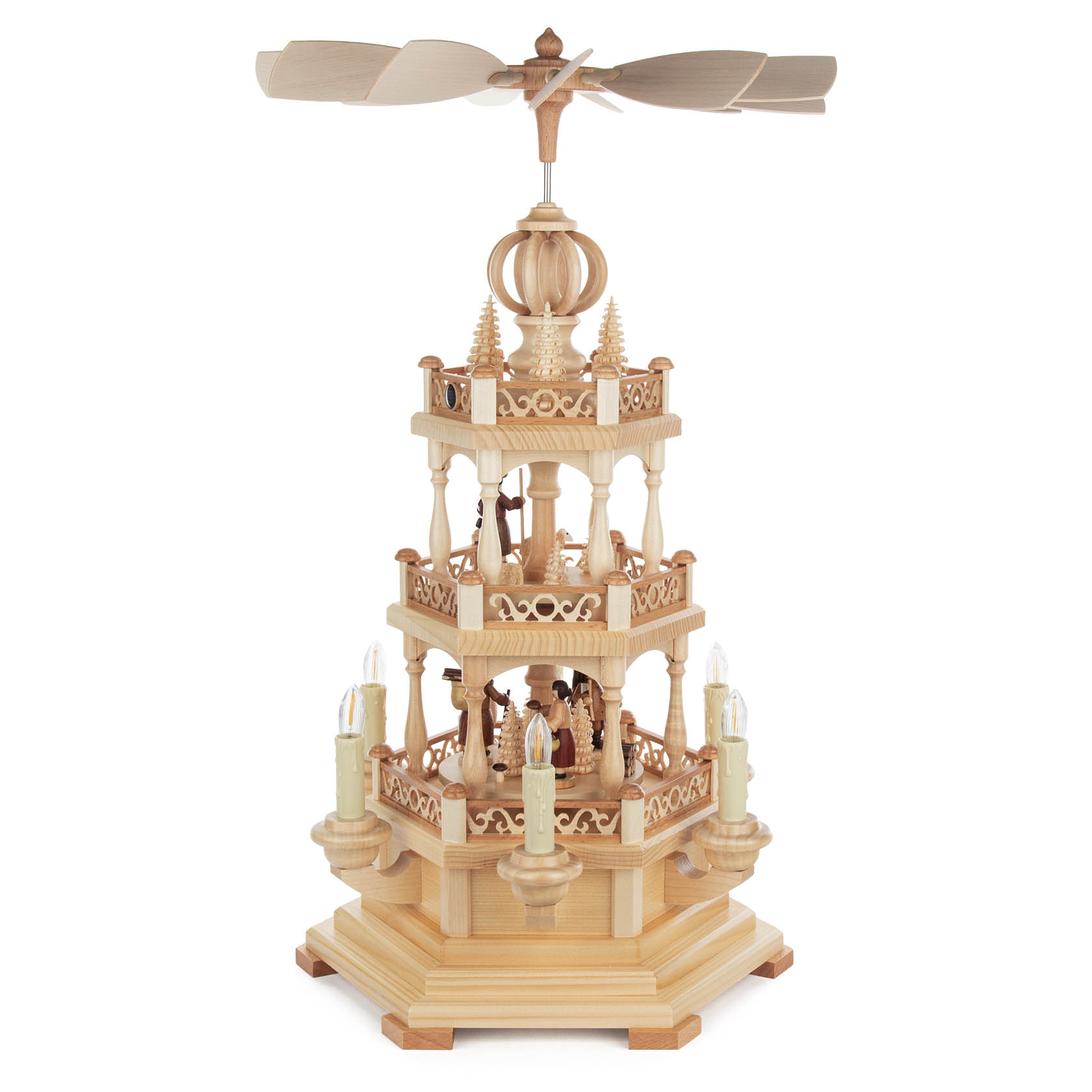Zwei-stöckige Holzpyramide mit elektrischer Beleuchtung, verziert mit Waldfiguren und einem Propeller oben.