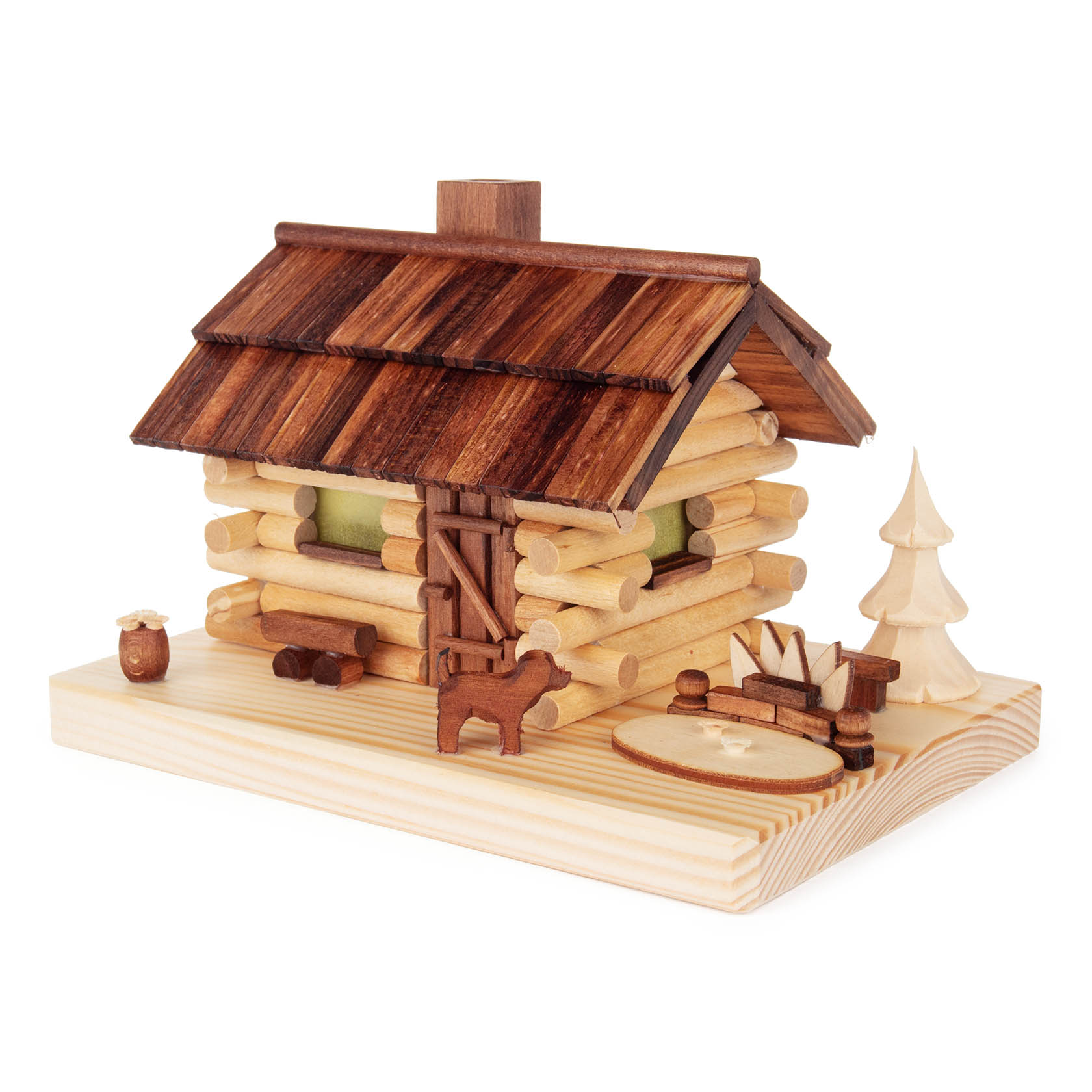 Ein Holz-Räucherhaus mit braunem Dach, Kamin, geschnitztem Baum und Hund aus Holz. Einrichtung auf einem Holzbrett, inklusive Bank und Feuerstelle. im Dregeno Online Shop günstig kaufen