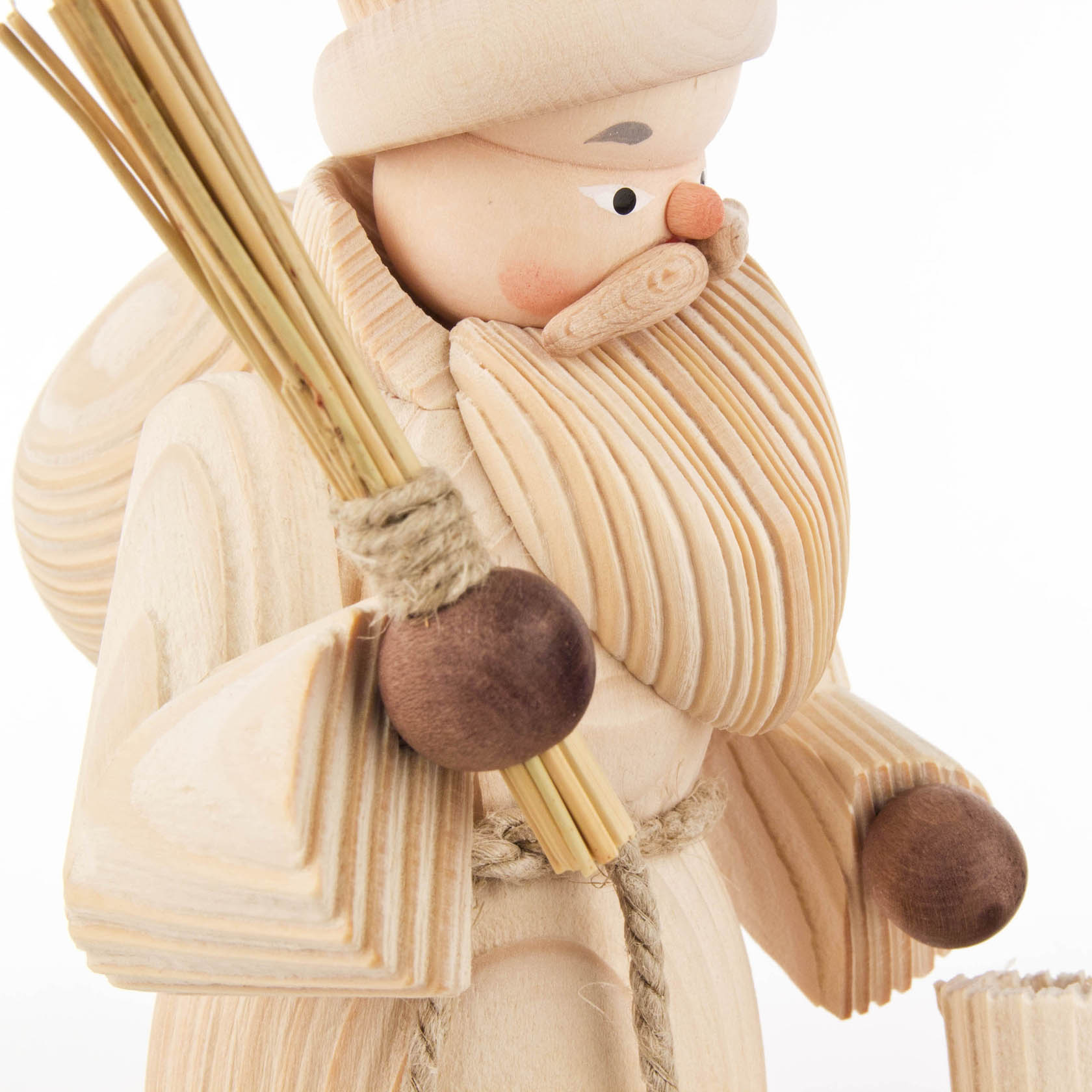 Holzgeschnitzter Räuchermann in Form eines Weihnachtsmanns mit detailliertem Bart, braunen Händen, einem Geschenk-Sack auf dem Rücken und einer Hutkrempe.