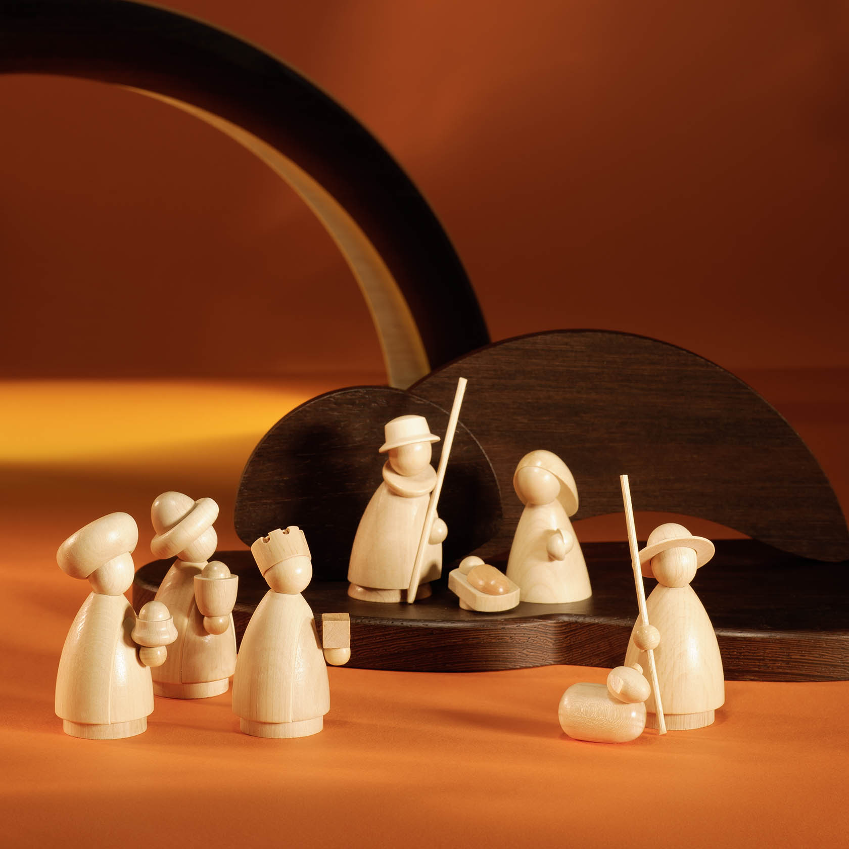 Handgefertigte Holzfiguren der Heiligen Familie mit den Heiligen Drei Königen. Dargestellt sind Maria, Josef, das Jesuskind in der Krippe und drei Könige mit Gaben.