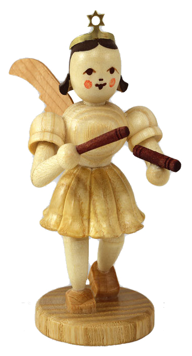 Holzfigur eines Engels mit Flügeln, der Klanghölzer in den Händen hält. Der Engel ist in Naturtönen gehalten und trägt ein schlichtes Kleid. im Dregeno Online Shop günstig kaufen