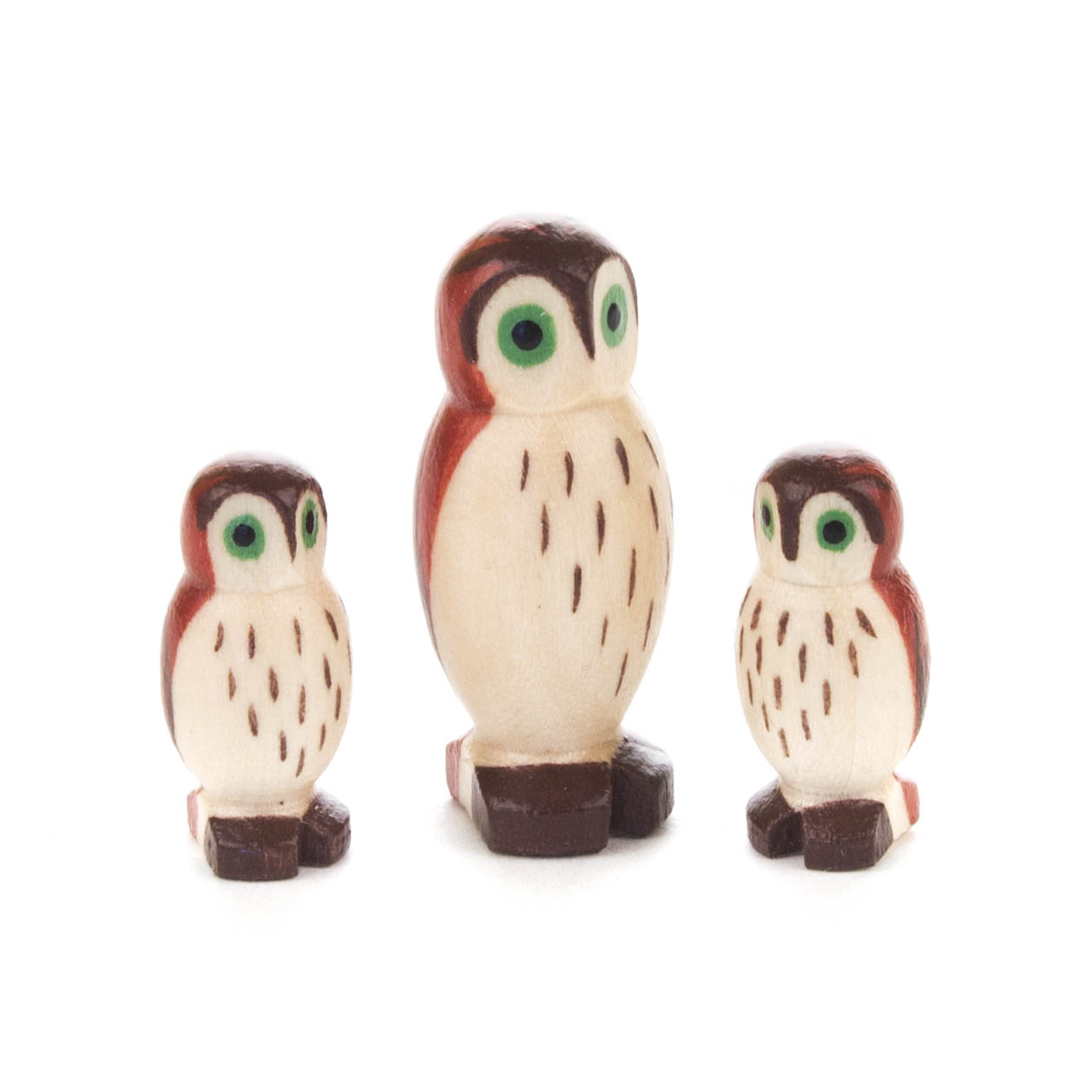 Holzfiguren einer Eulenfamilie bestehend aus einem großen und zwei kleineren Eulen, alle mit grünlichen Augen und braunen Flügeln. im Dregeno Online Shop günstig kaufen
