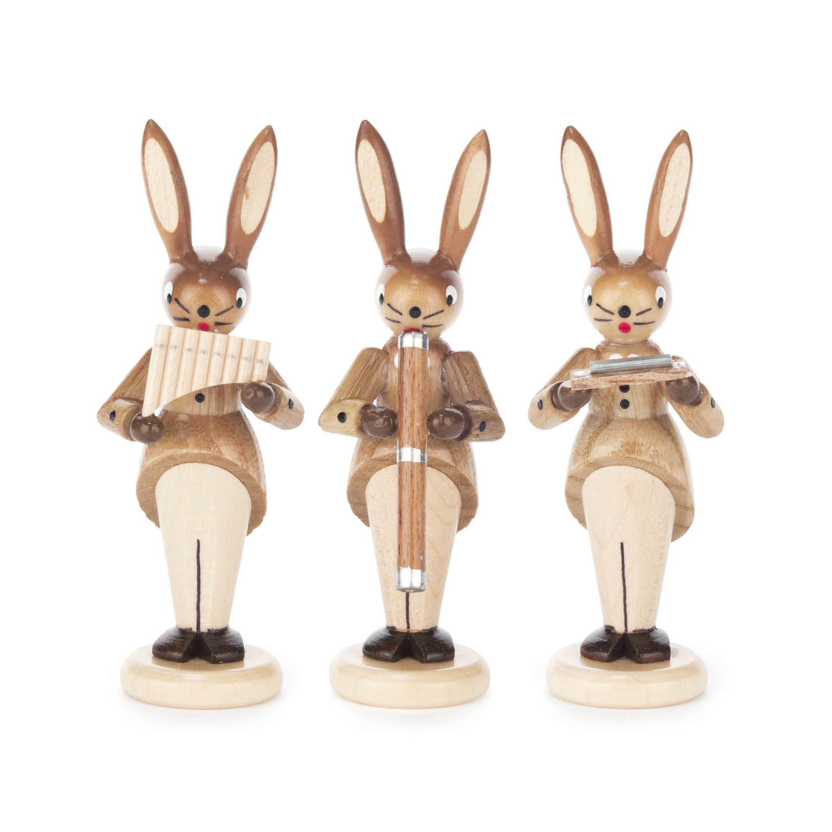 Drei Holzfiguren von Hasen, die Musikinstrumente spielen: einer mit einer Panflöte, einer mit einem Didgeridoo und einer mit einer Mundharmonika. im Dregeno Online Shop günstig kaufen