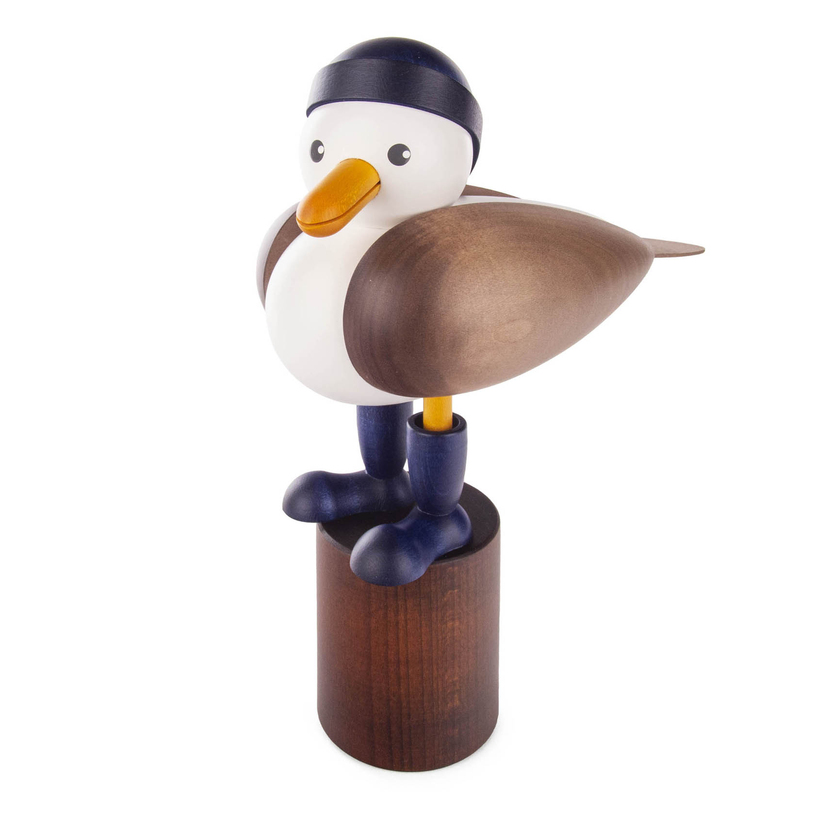 Eine Holzfigur einer Sturmmöwe mit blauem Südwester und blauen Gummistiefeln, stehend auf einem braunen Sockel. im Dregeno Online Shop günstig kaufen