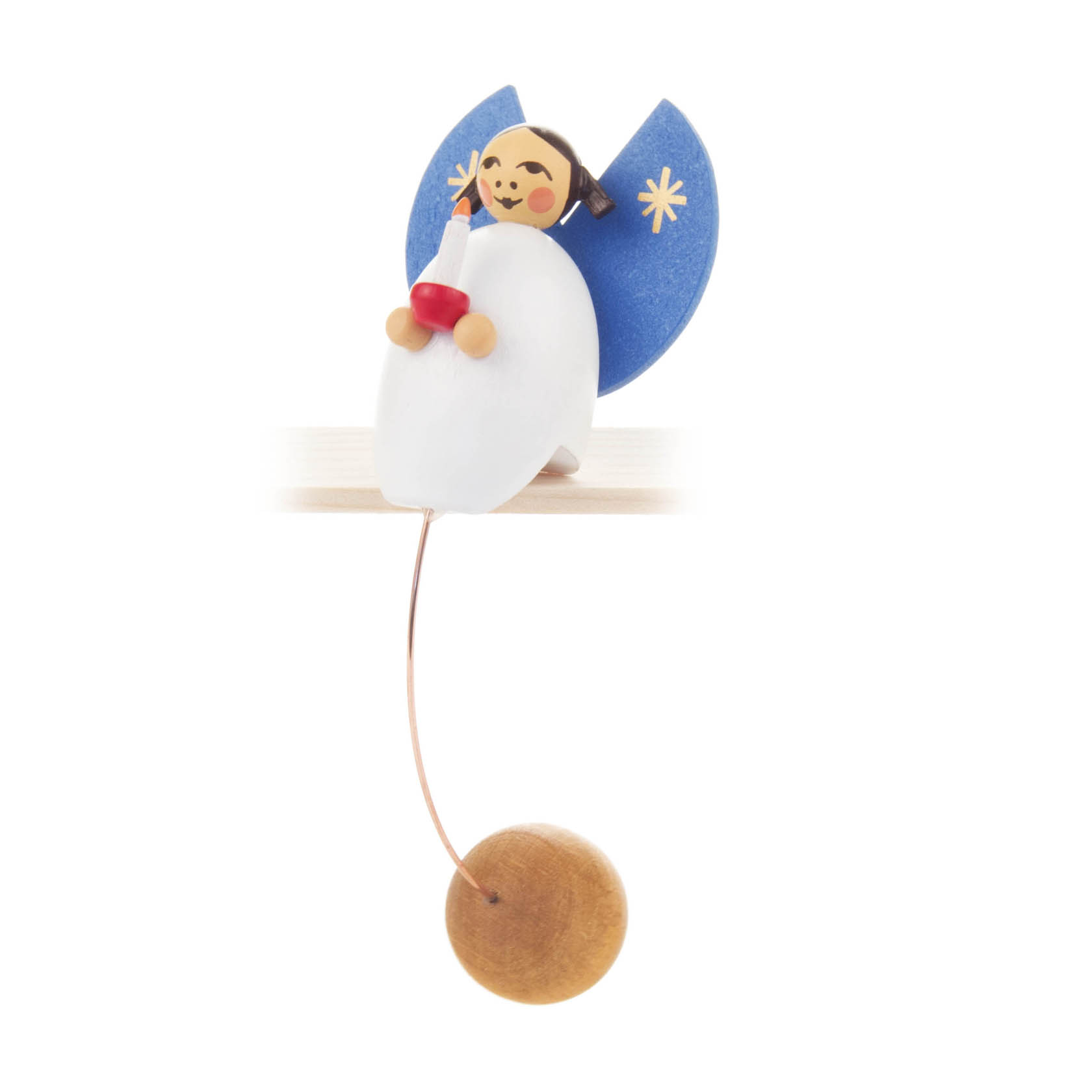 Eine hölzerne Schaukelfigur in Form eines Engels mit blauen Flügeln, der eine rote Kerze hält. Der Engel hat ein freundliches Gesicht und einen hölzernen Schaukelfuß. im Dregeno Online Shop günstig kaufen