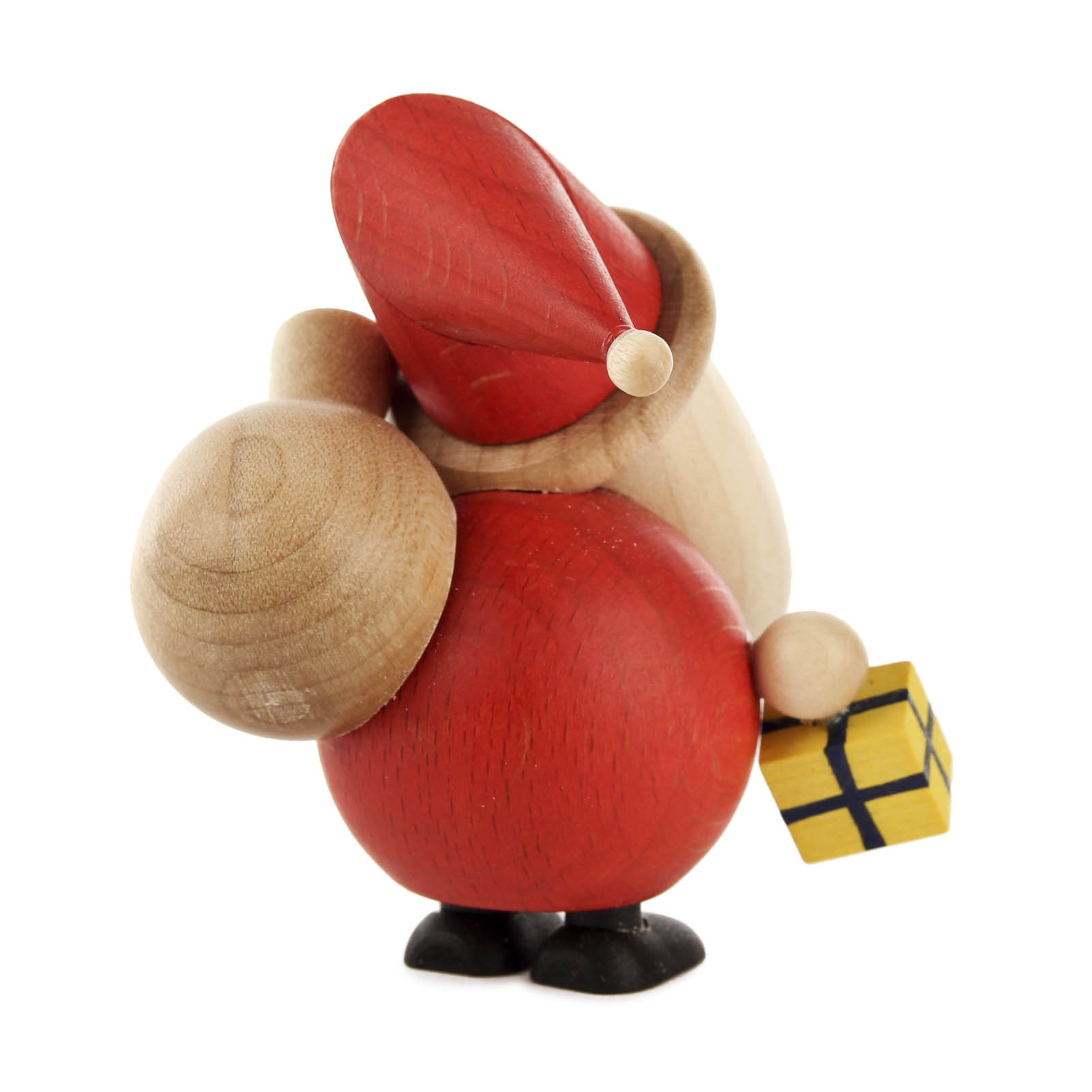 Holzfigur des Weihnachtsmanns in Rot und Naturholz mit Päckchen in der rechten Hand.