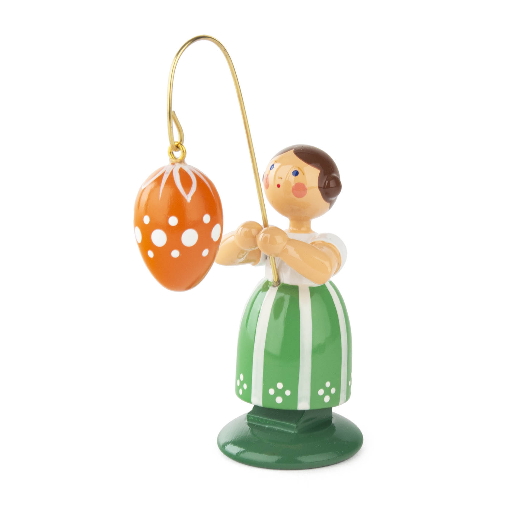 Holzfigur eines Mädchens in grünem Kleid hält ein orangefarbenes Osterei an einem goldenen Haken. im Dregeno Online Shop günstig kaufen