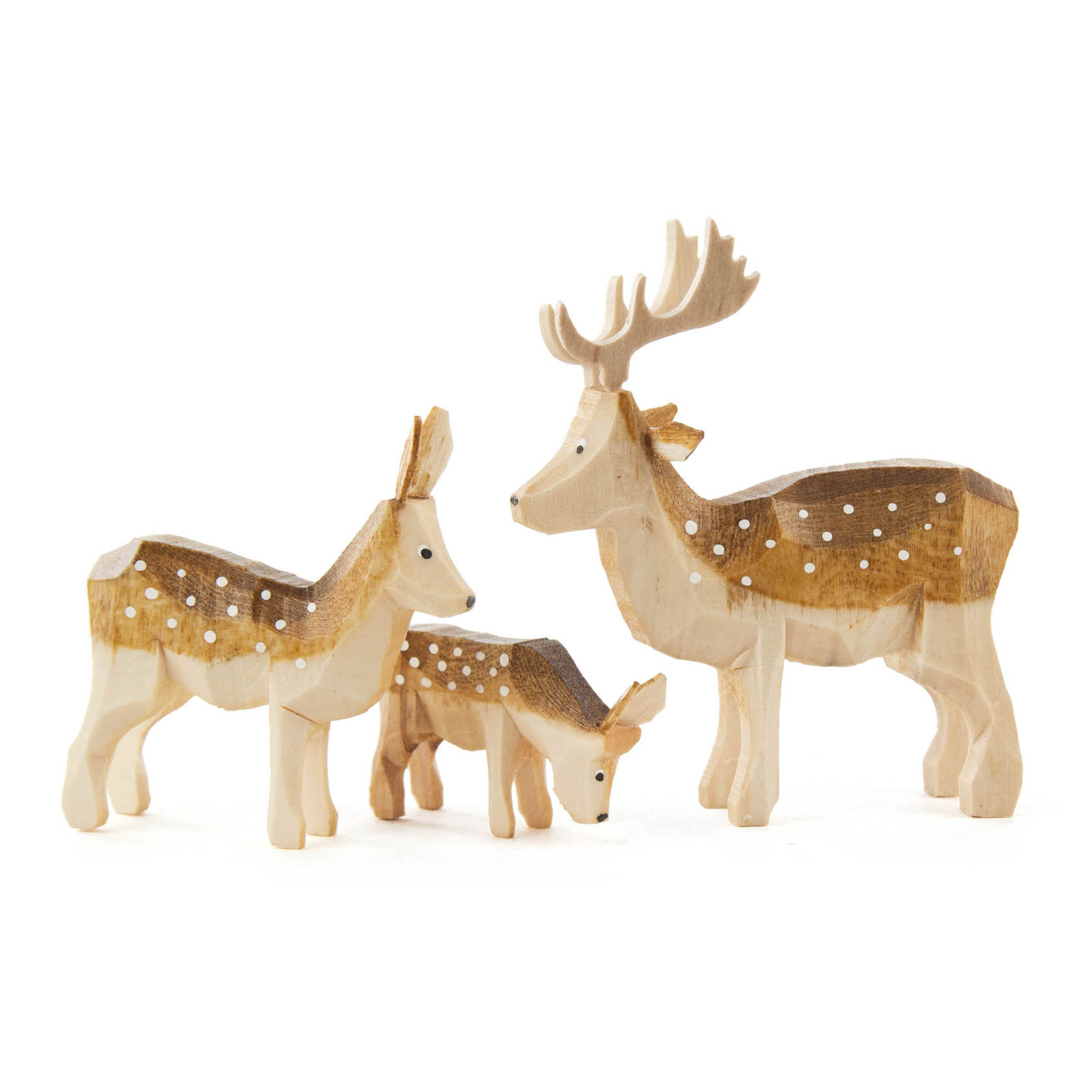 Drei handgeschnitzte hölzerne Damwildfiguren, bestehend aus einem erwachsenen Hirsch mit Geweih, einer erwachsenen Hirschkuh und einem Jungtier. im Dregeno Online Shop günstig kaufen
