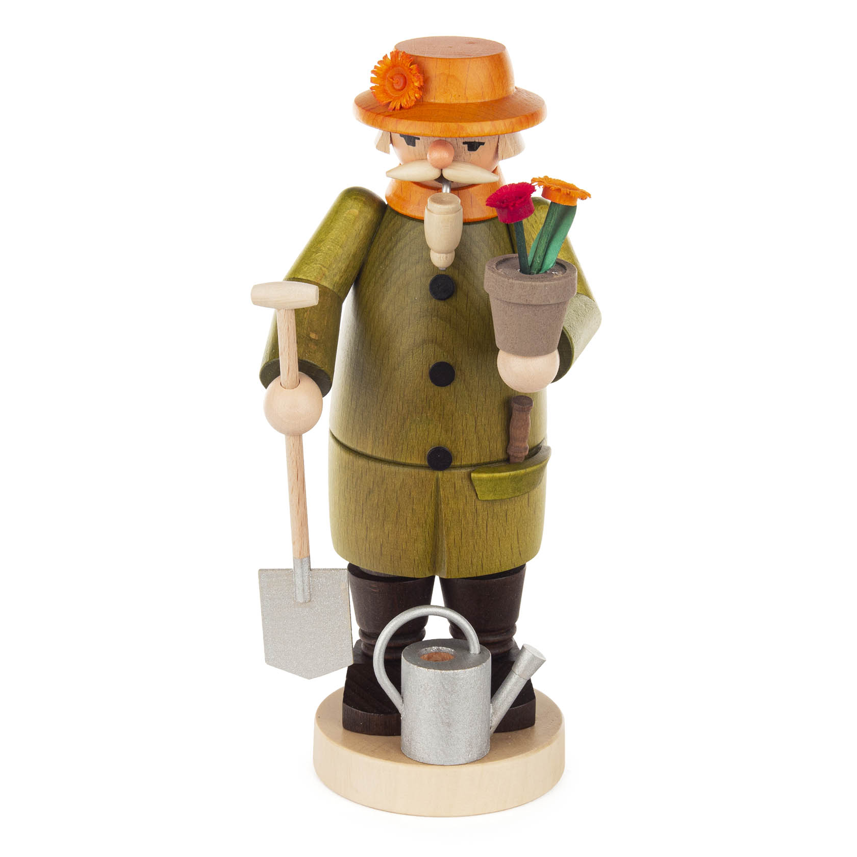 Ein traditioneller Räuchermann in Form eines Gärtners mit gelbem Hut, grünem Mantel, Pfeife, Blumentopf, Schaufel und Gießkanne auf hellem Sockel.