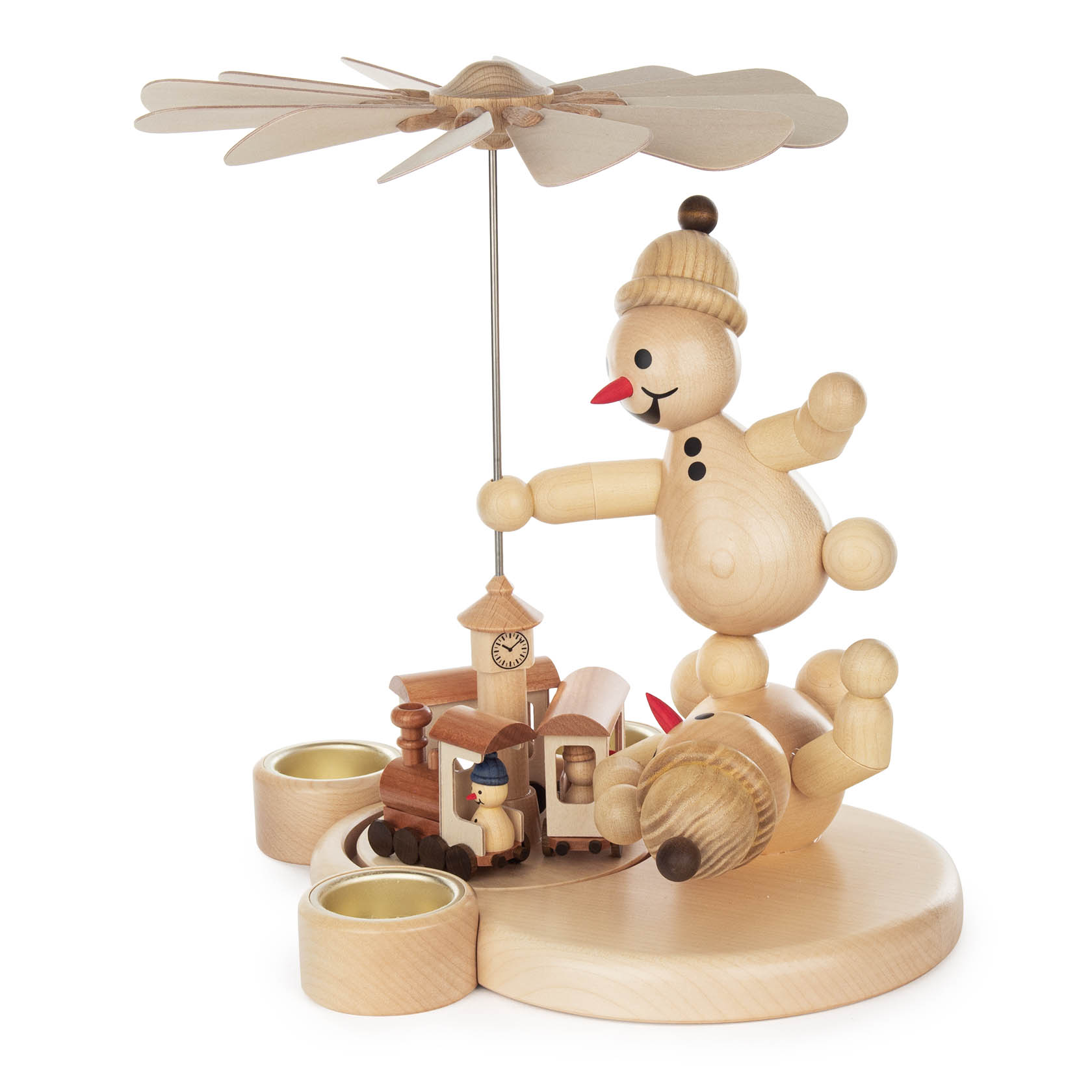 Holzpyramide mit zwei Schneemann-Figuren; eine packt eine Eisenbahnmodell an. Oben sind Flügelräder, die durch Teelichter darunter angetrieben werden.