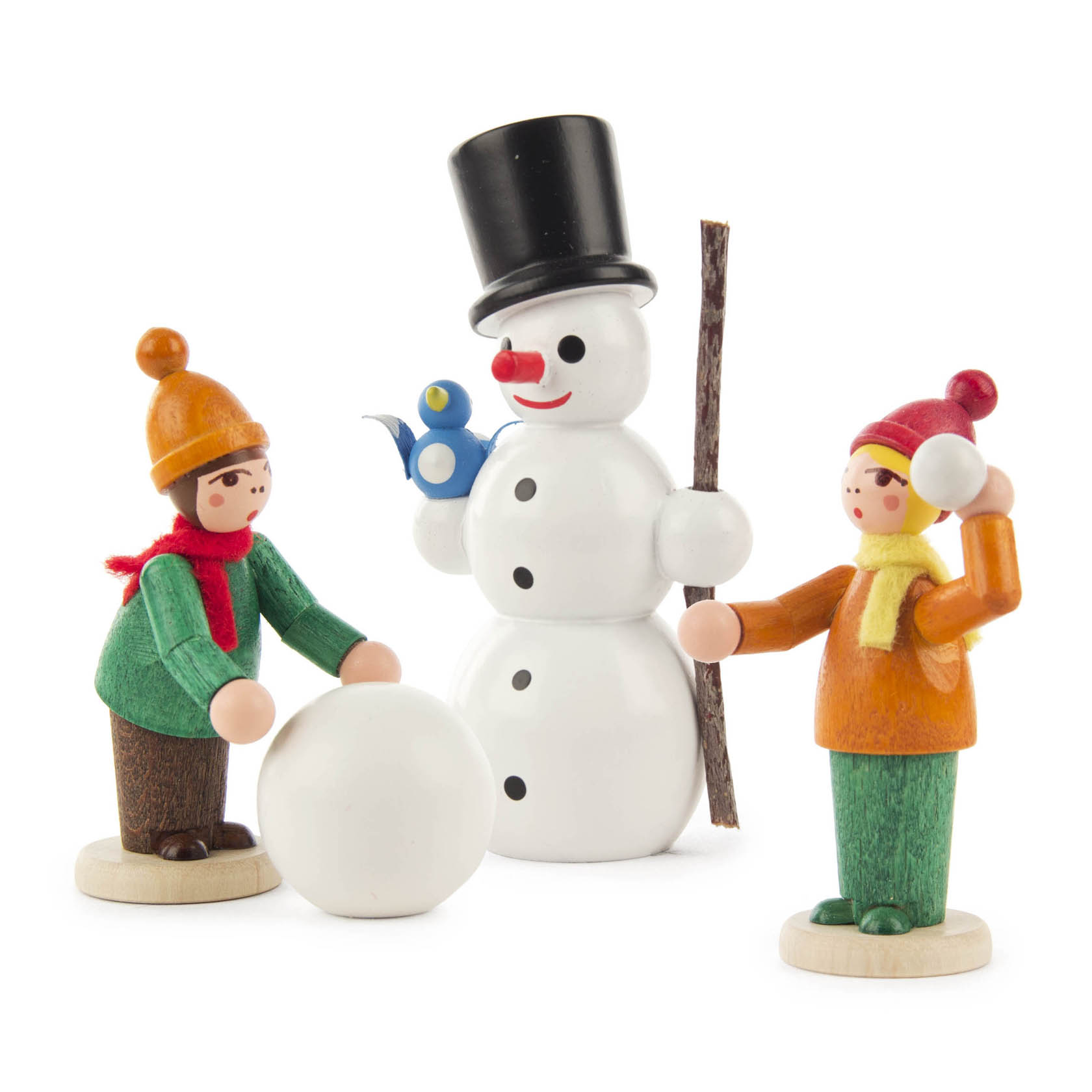 Zwei farbig lasierte Holzfiguren von Kindern in Winterkleidung mit Schneemann; das linke Kind formt einen Schneeball, das rechte hält einen Schneeball am Ohr. im Dregeno Online Shop günstig kaufen