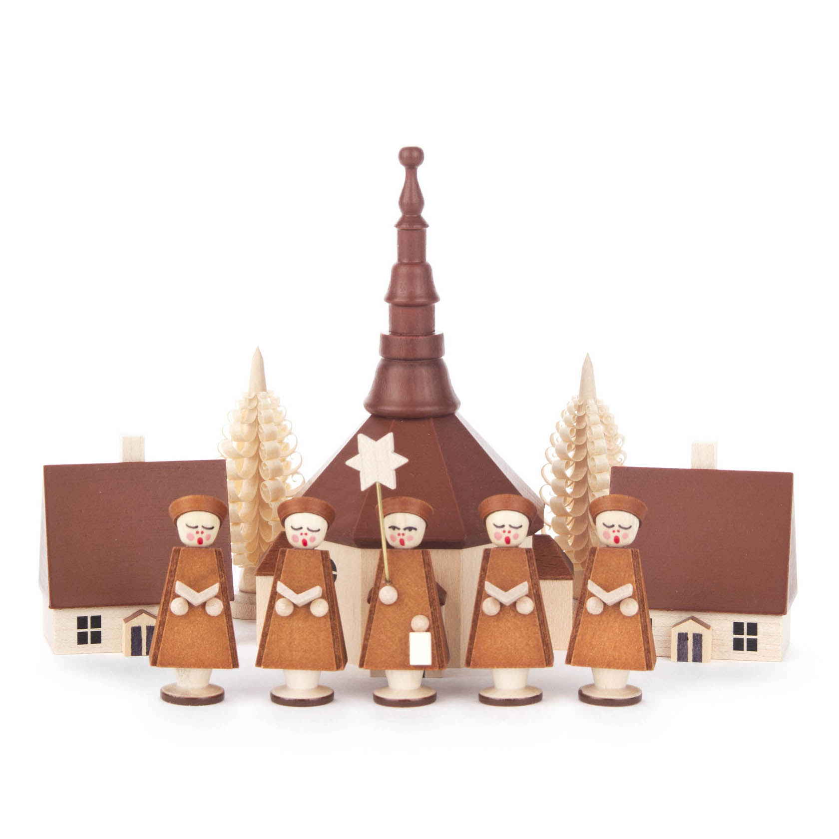 Fünf Kurrende-Sängerfiguren aus Holz in brauner Kleidung vor einer Holzkirche und zwei Holzhäusern, typisch für das Seiffener Dorf. im Dregeno Online Shop günstig kaufen