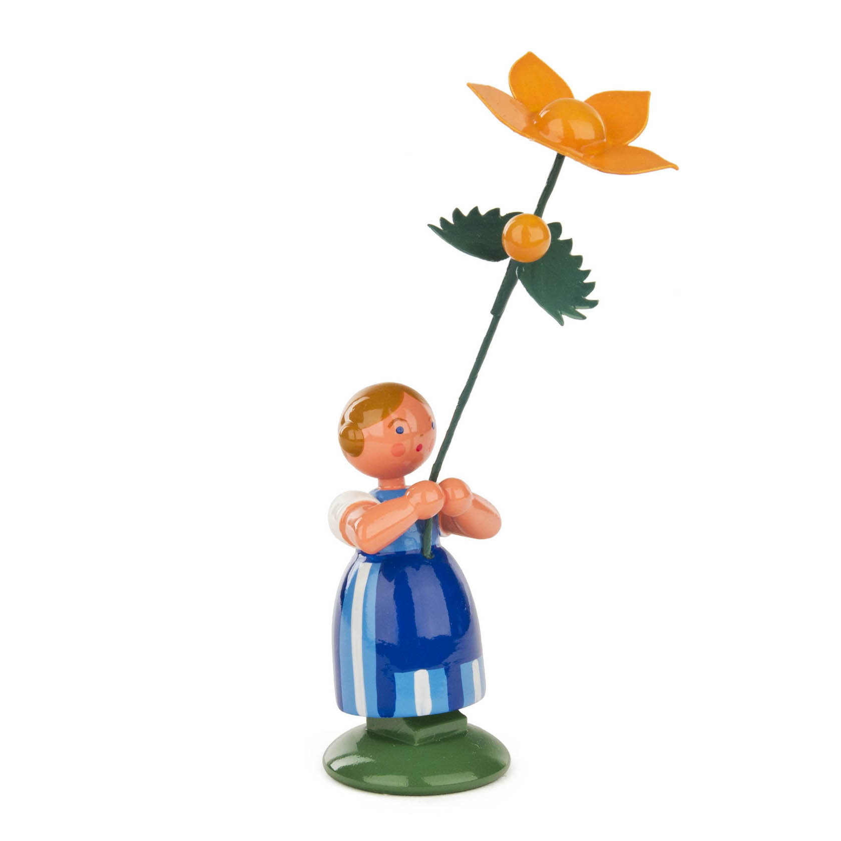 Eine hölzerne, handbemalte Figur eines Mädchens mit blauem Kleid, das eine gelbe Sumpfdotterblume in der Hand hält. im Dregeno Online Shop günstig kaufen