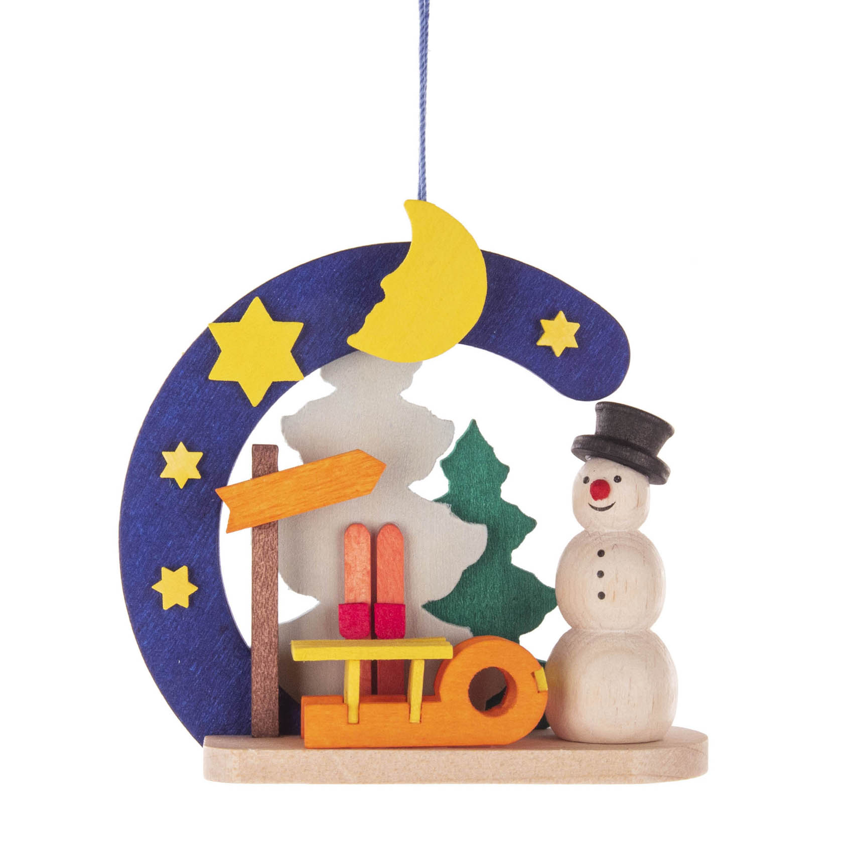 Holzanhänger mit Schneemann, Schlitten und rot lackierten Ski vor einem dunkelblauen Halbmond und einem grünem Weihnachtsbaum. im Dregeno Online Shop günstig kaufen