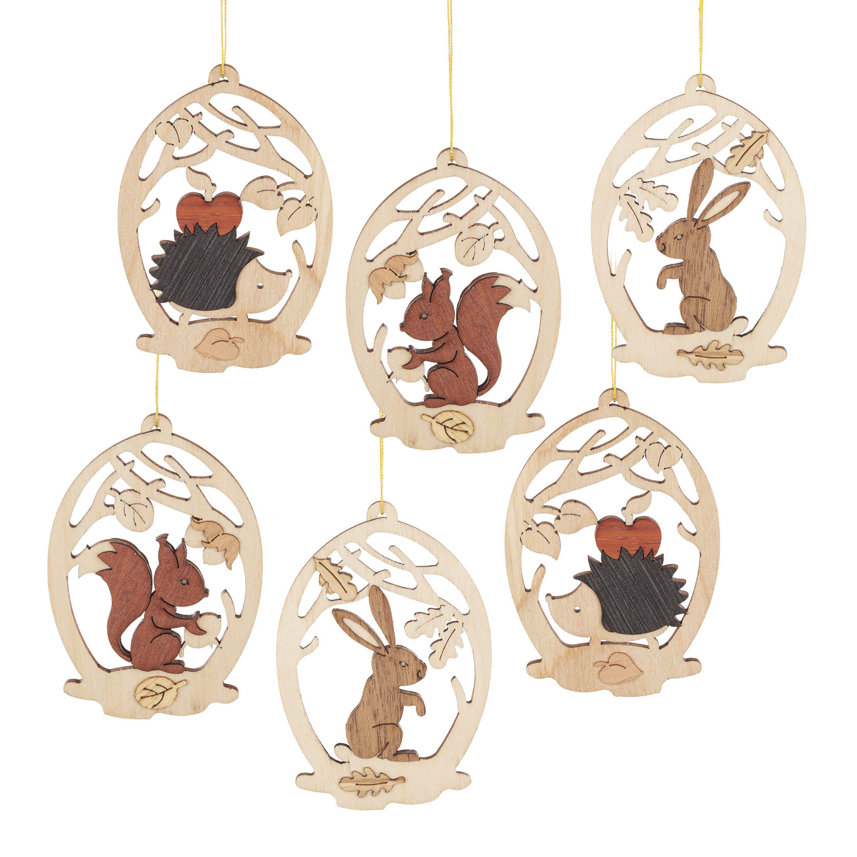 Sechs hölzerne Anhänger, je zwei mit Igeln, Eichhörnchen und Hasenmotiven, verziert mit Blättern und Eicheln in ovalen Rahmen. im Dregeno Online Shop günstig kaufen