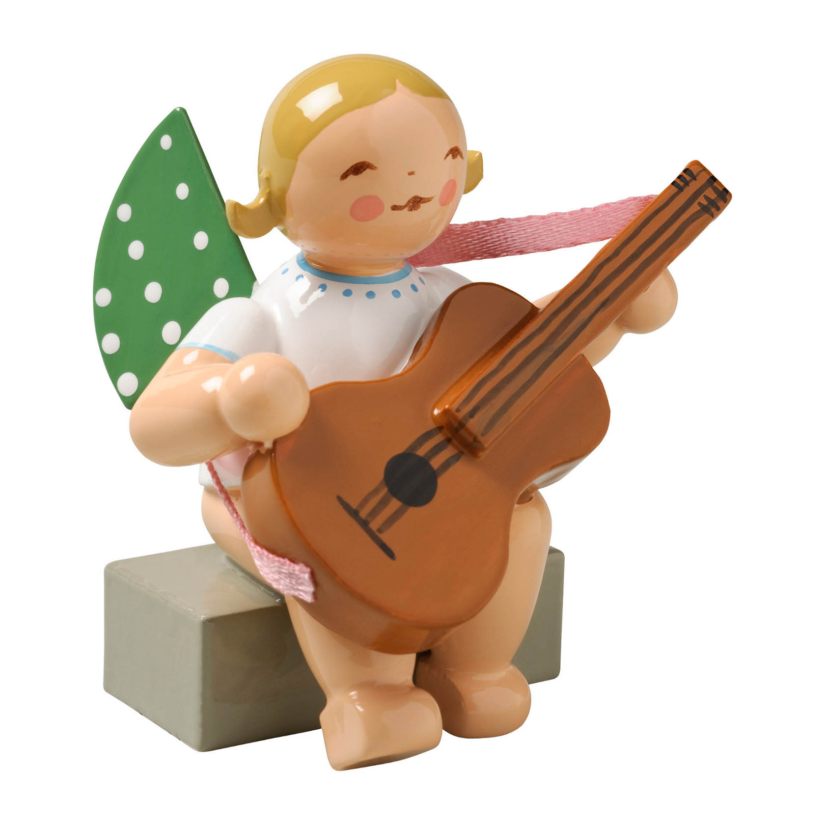 Ein Engel mit grünen Flügeln und braunen Haaren sitzt auf einem Sockel und hält eine Gitarre in den Händen. im Dregeno Online Shop günstig kaufen