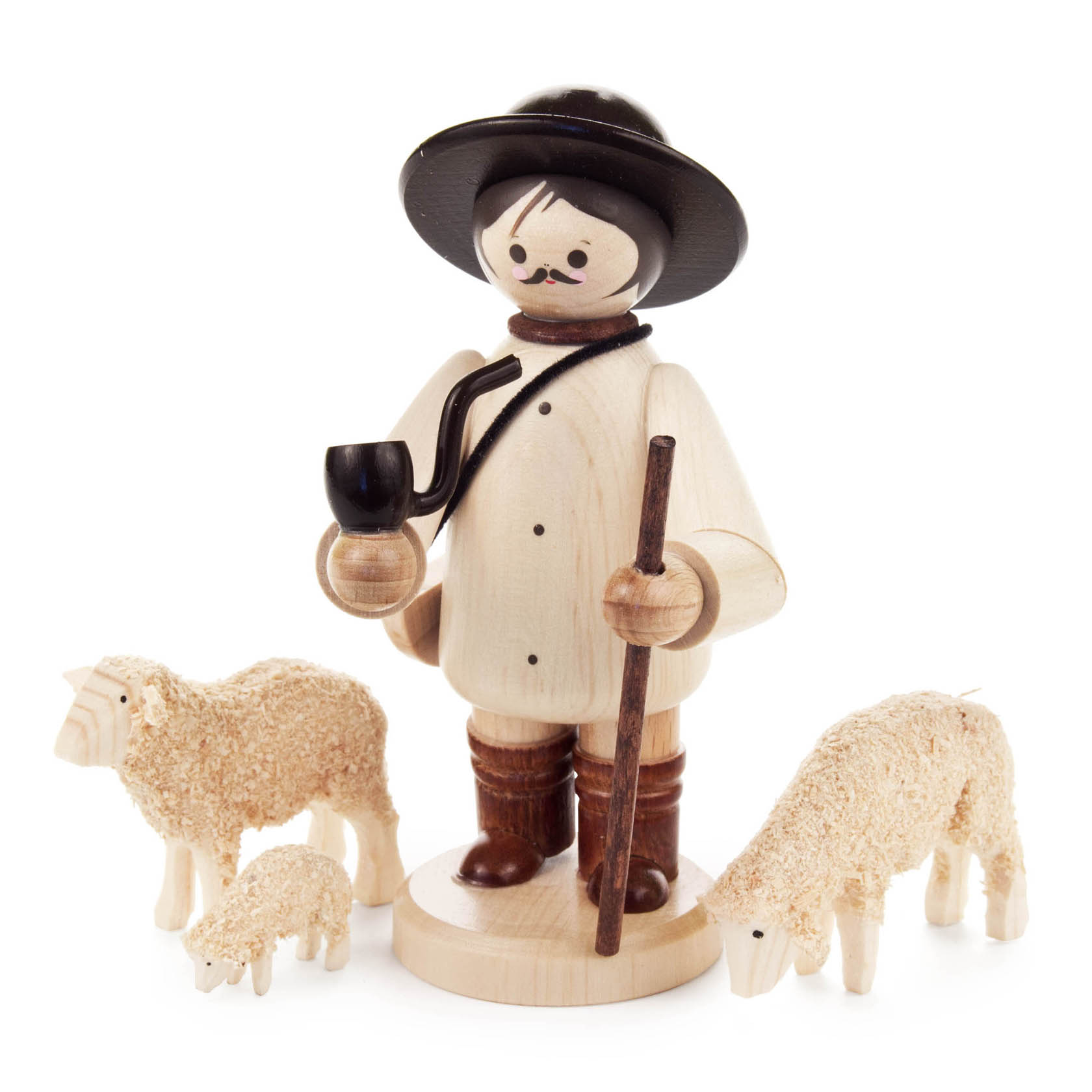 Holzfigur eines Hirten mit schwarzen Hut und Pfeife, umgeben von drei verschiedenen Schafen. Der Hirte hält einen Hirtenstab und trägt Stiefel. im Dregeno Online Shop günstig kaufen