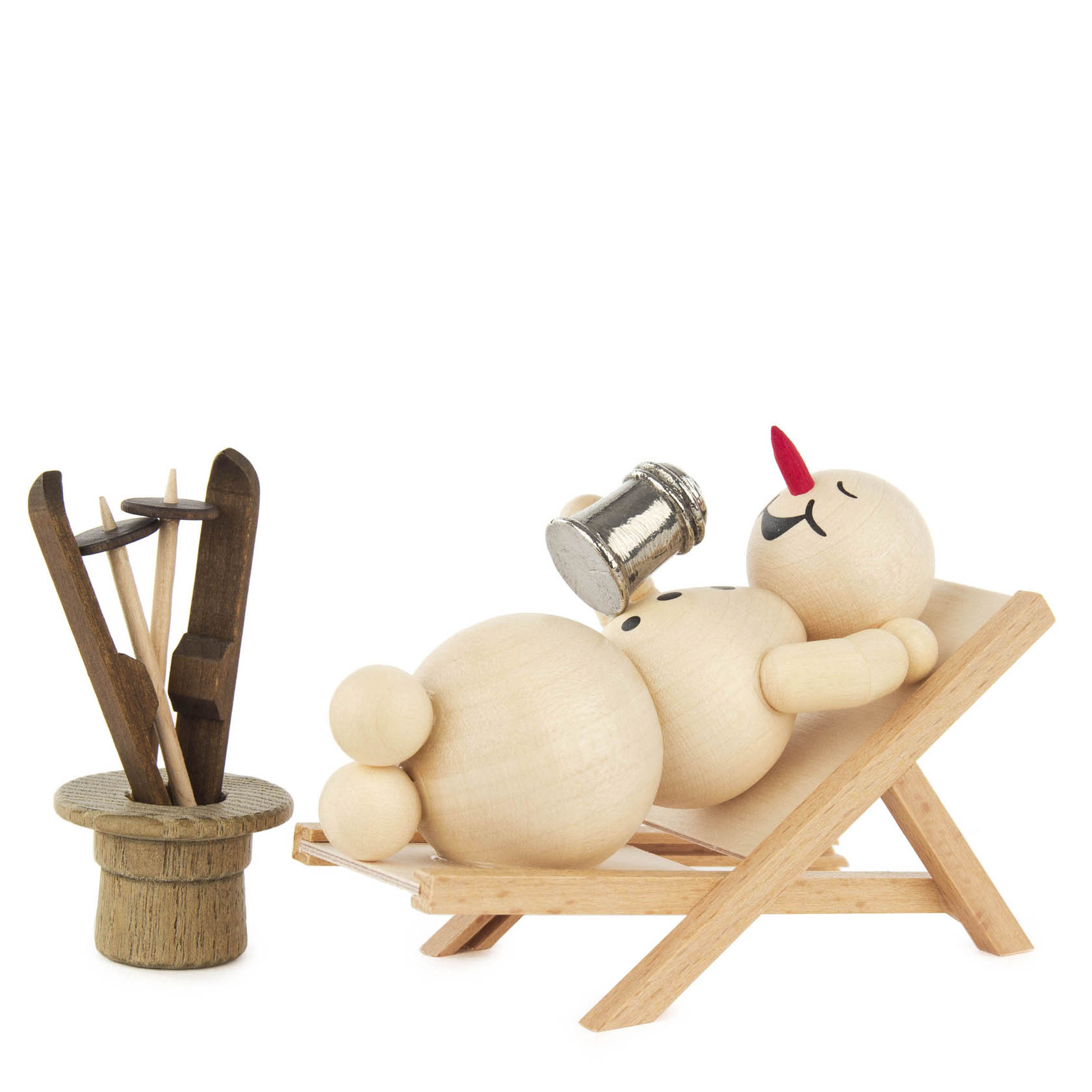 Holzfigur eines Schneemanns im Liegestuhl, der einen Bierkrug hält. Neben ihm steht ein Eimer mit Ski und Stöcken. im Dregeno Online Shop günstig kaufen