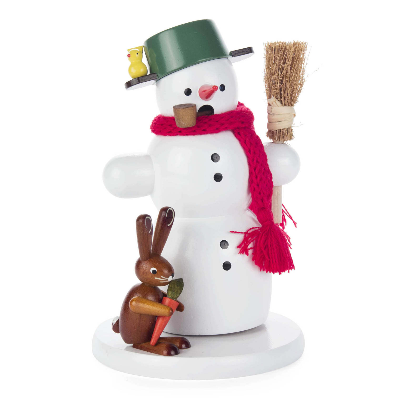 Ein weißer Räuchermann in Form eines Schneemanns mit rotem Schal und schwarzem Zylinder, hält einen Besen. Ein brauner Holz-Hase hält eine Karotte und sitzt daneben. im Dregeno Online Shop günstig kaufen