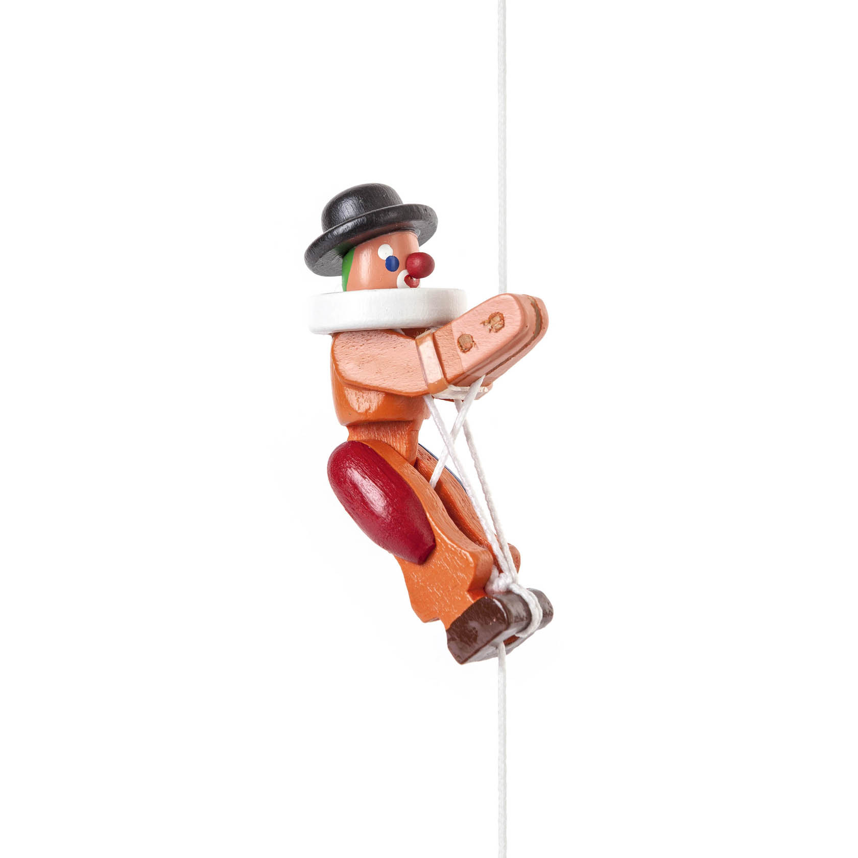 Holzspielzeugfigur eines Clowns, der ein Kletterseil erklimmt. Der Clown trägt einen schwarzen Hut und bunte Kleidung in Rot, Orange und Weiß. im Dregeno Online Shop günstig kaufen