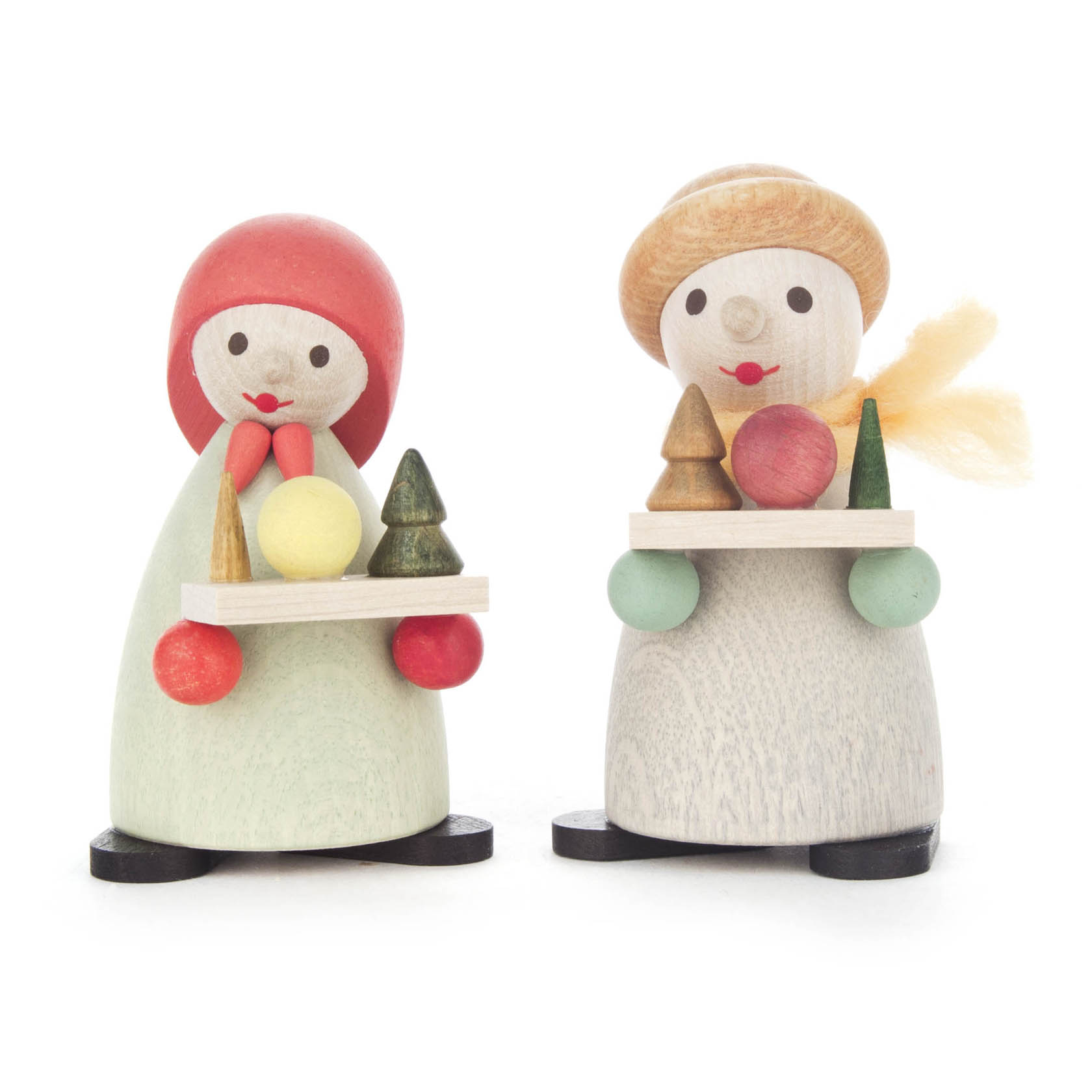 Zwei moderne Striezelkinder-Holzfiguren mit Tabletts in den Händen, darauf bunte Kegelfiguren und Kugeln. Beide tragen Kopfbedeckungen und Schals. im Dregeno Online Shop günstig kaufen