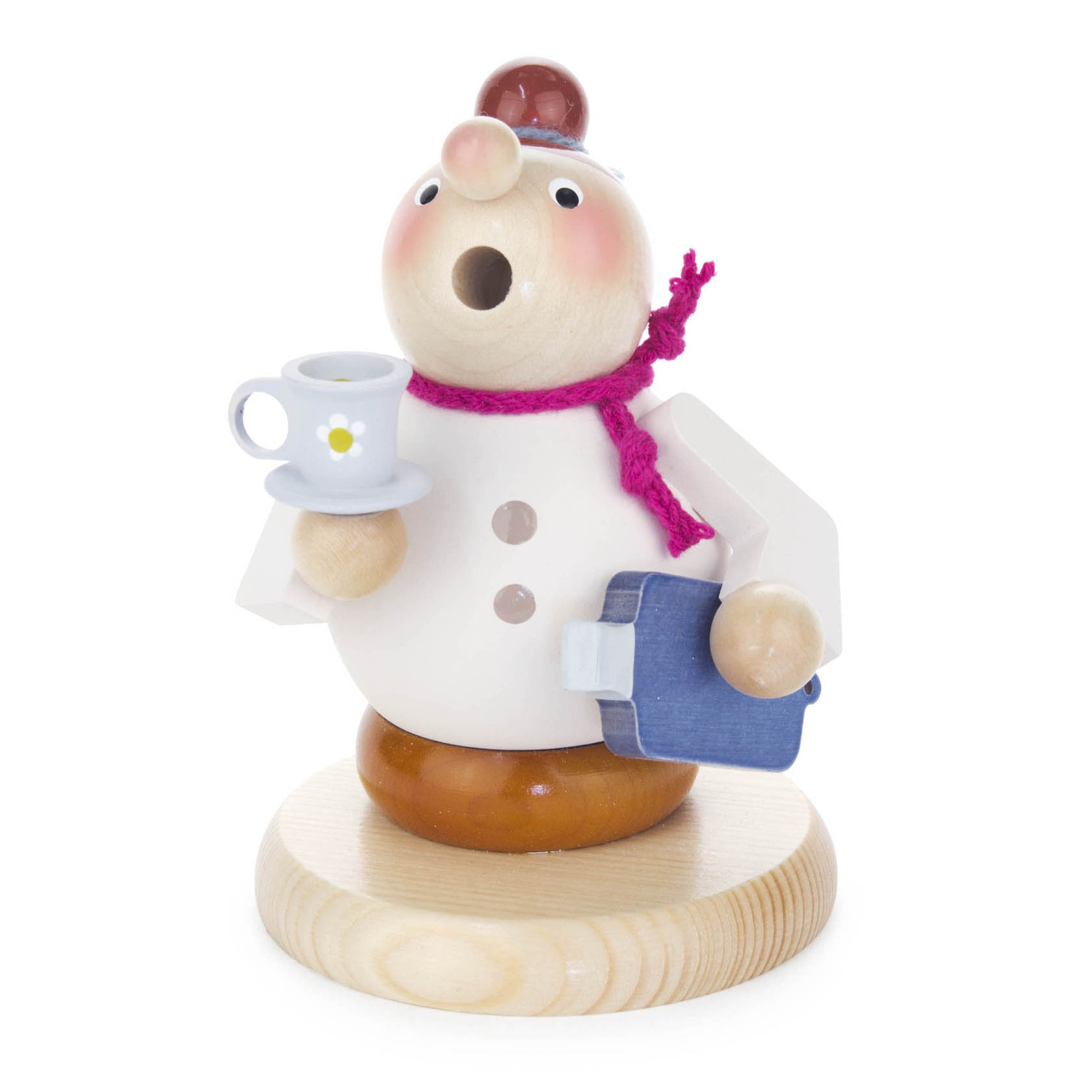 Eine Räucherfrau in Form einer Oma mit Mütze und rosafarbenem Schal hält eine Wärmflasche und eine Tasse, platziert auf einem Holzsockel. im Dregeno Online Shop günstig kaufen