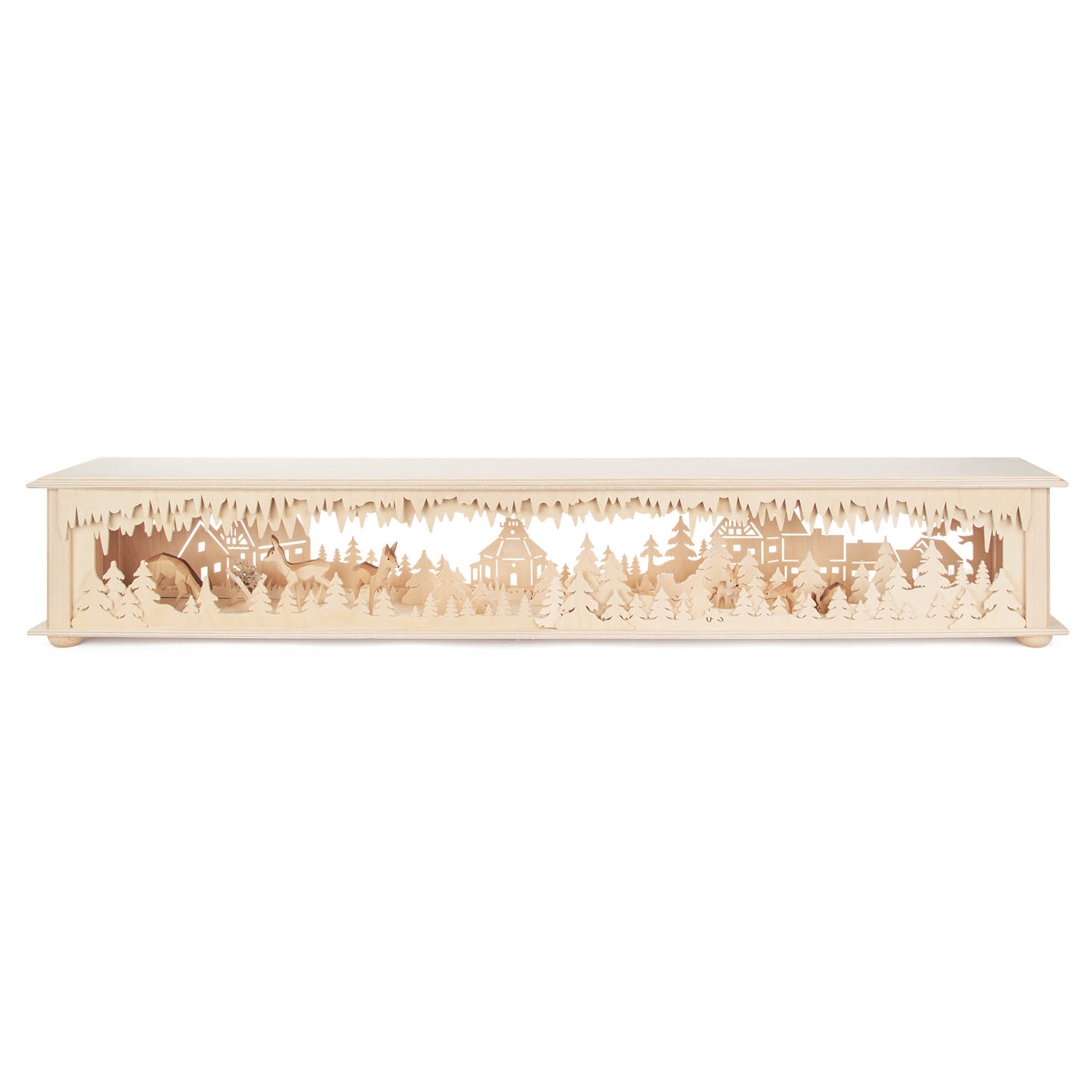 Schwibbogensockel mit Waldszene, zeigt filigrane Silhouetten von Rehen, Bäumen, Hütten und Krippe, mit LED-Beleuchtung hinterlegt. im Dregeno Online Shop günstig kaufen