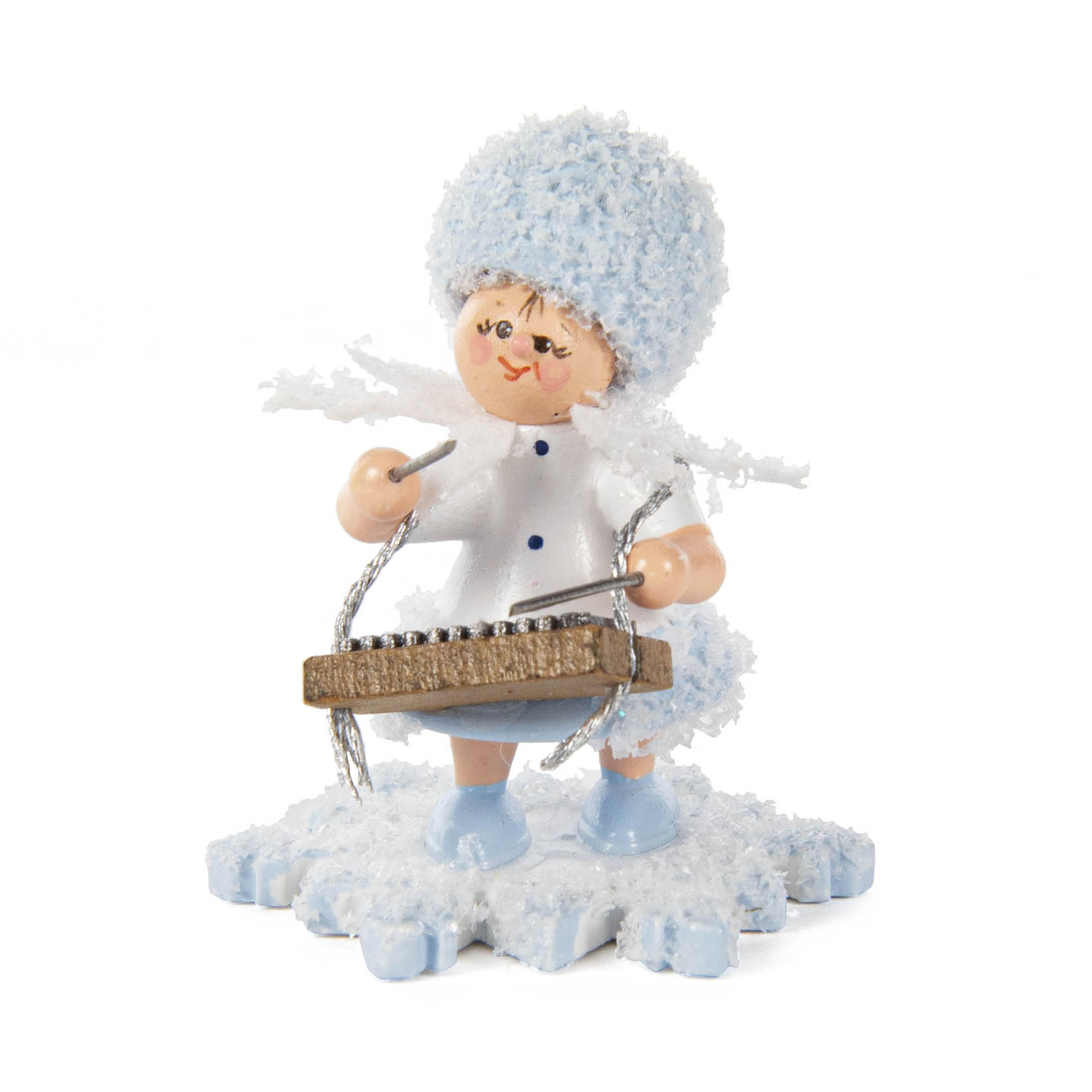 Holzfigur eines Kindes in Schneeflockenkostüm, das ein Xylophon spielt. Die Figur hat eine blaue Mütze und hält Schlägel in beiden Händen. im Dregeno Online Shop günstig kaufen