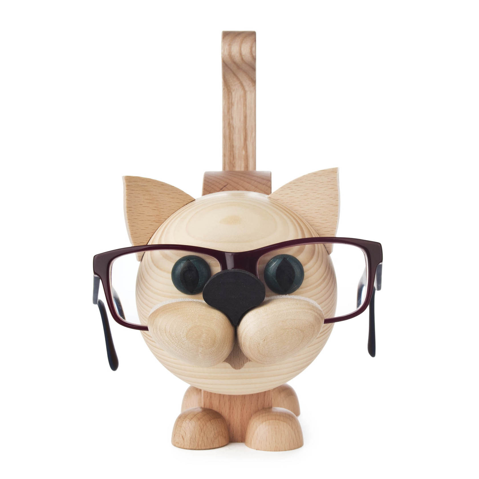 Ein Brillenhalter in Form einer Katze aus Holz mit rundem Kopf und Brille auf der Nase.